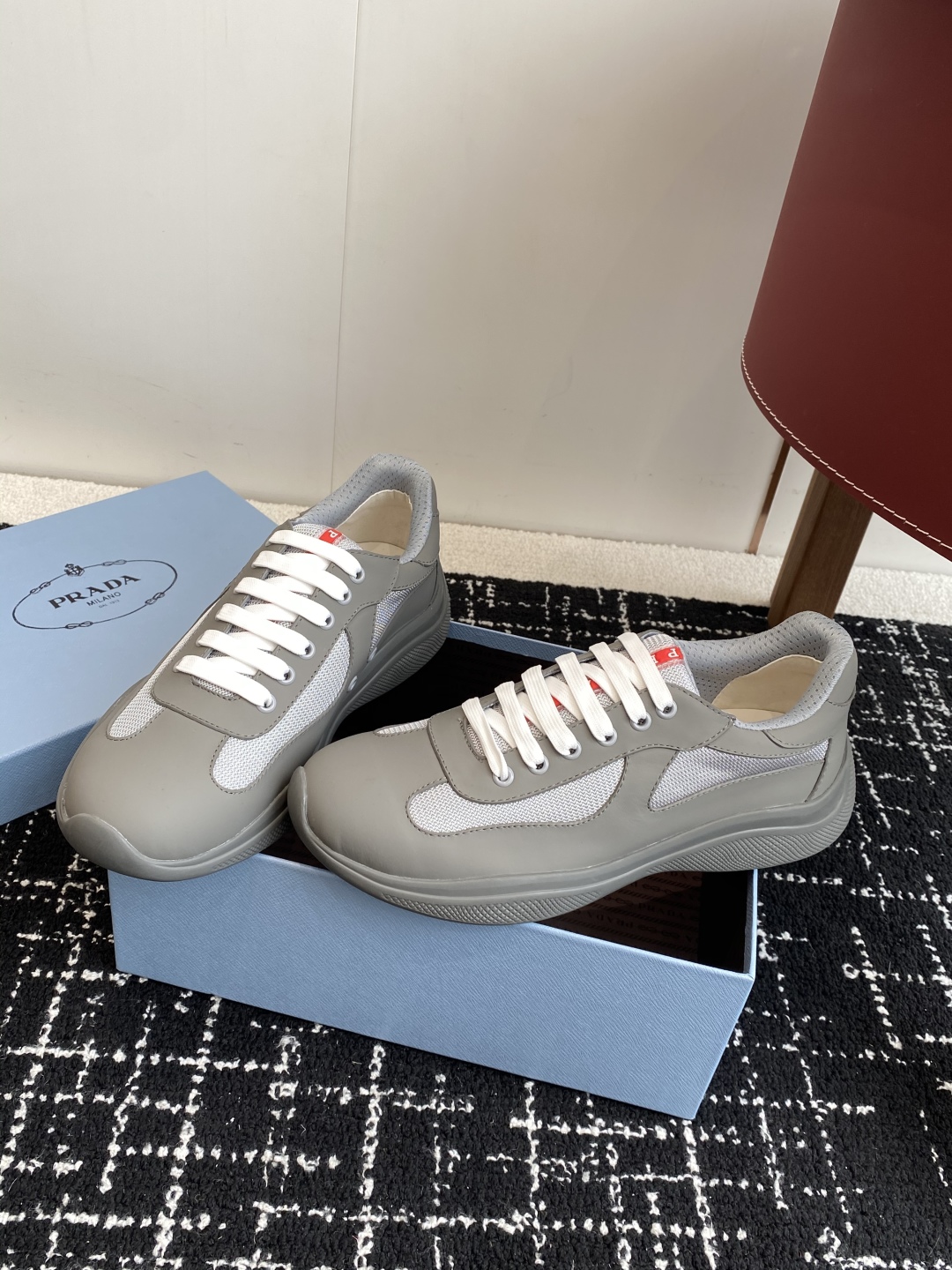 代购级
Prada 普拉达 25ss 春夏新款 情侣款 休闲鞋 

采用进口纯色漆皮 拼接网孔牛皮鞋面，
