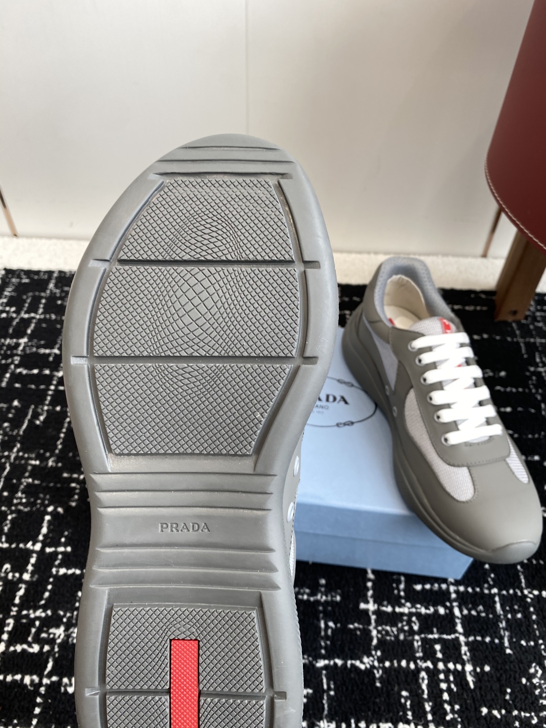 代购级
Prada 普拉达 25ss 春夏新款 情侣款 休闲鞋 

采用进口纯色漆皮 拼接网孔牛皮鞋面，