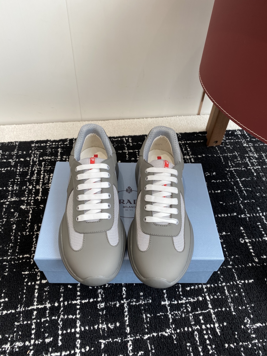 代购级
Prada 普拉达 25ss 春夏新款 情侣款 休闲鞋 

采用进口纯色漆皮 拼接网孔牛皮鞋面，