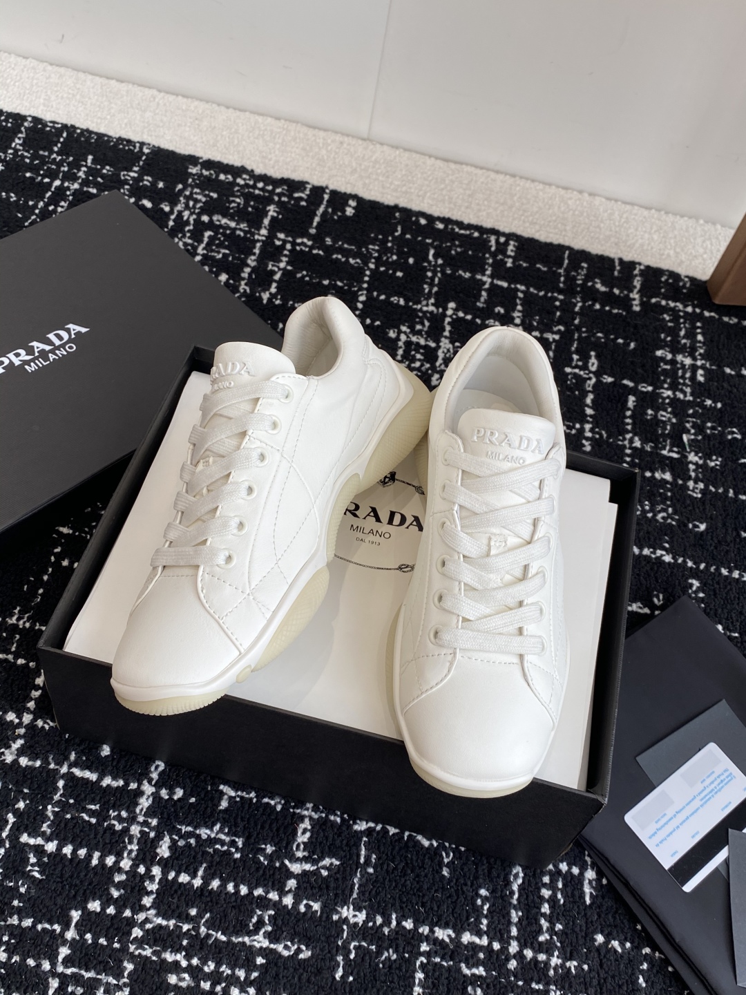 代购级
Prada 普拉达 25ss 春夏新款 德训鞋 休闲鞋 

精工制造，缝线均匀，皮质质感一览无余