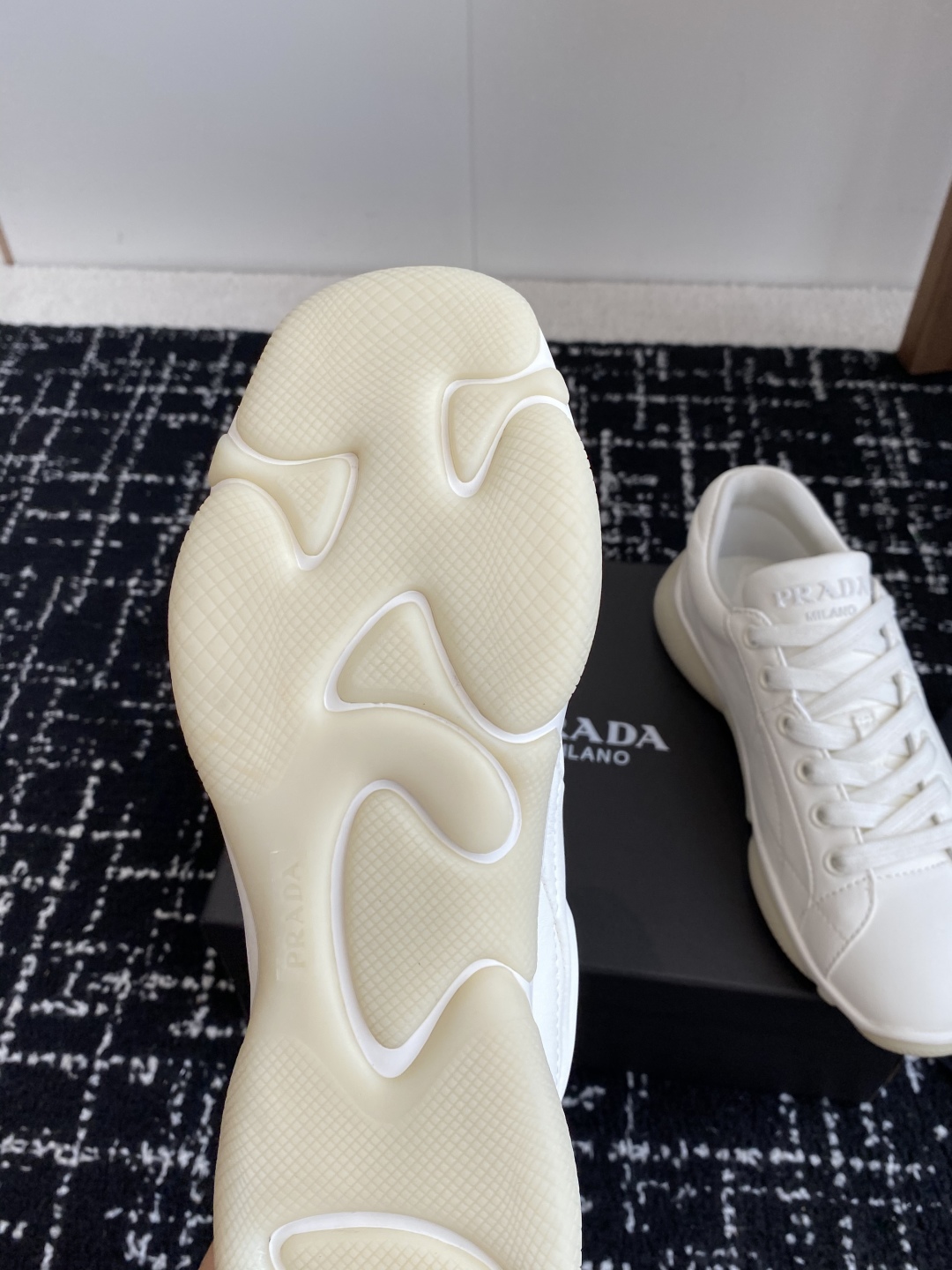 代购级
Prada 普拉达 25ss 春夏新款 德训鞋 休闲鞋 

精工制造，缝线均匀，皮质质感一览无余