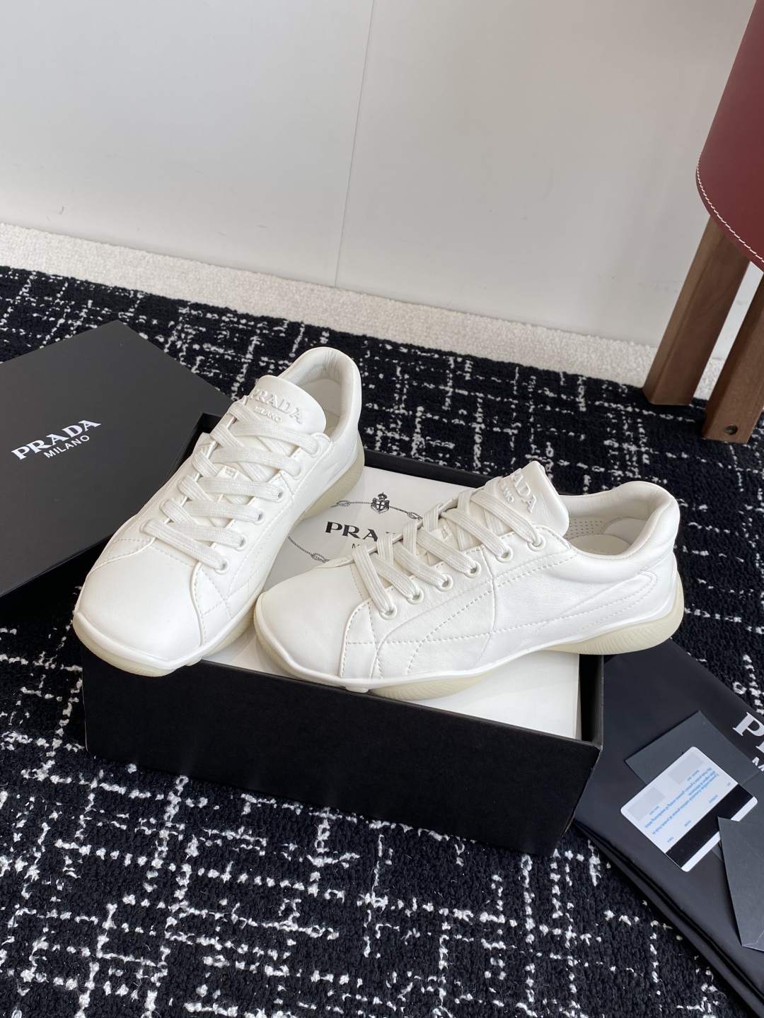 代购级
Prada 普拉达 25ss 春夏新款 德训鞋 休闲鞋 

精工制造，缝线均匀，皮质质感一览无余