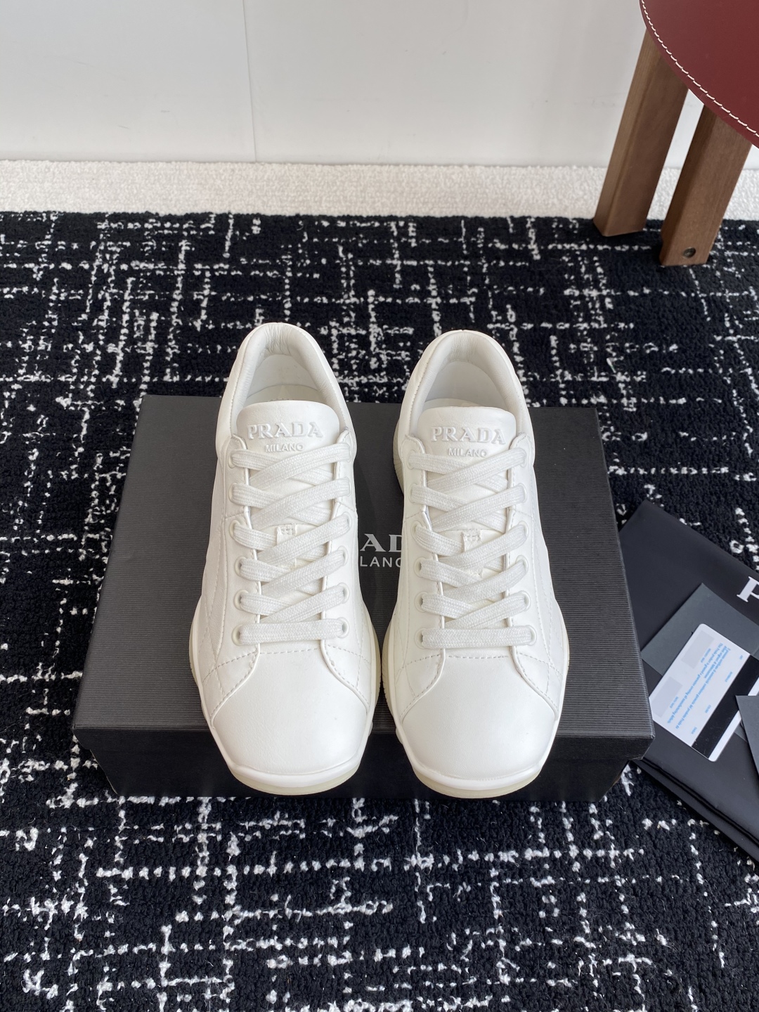 代购级
Prada 普拉达 25ss 春夏新款 德训鞋 休闲鞋 

精工制造，缝线均匀，皮质质感一览无余