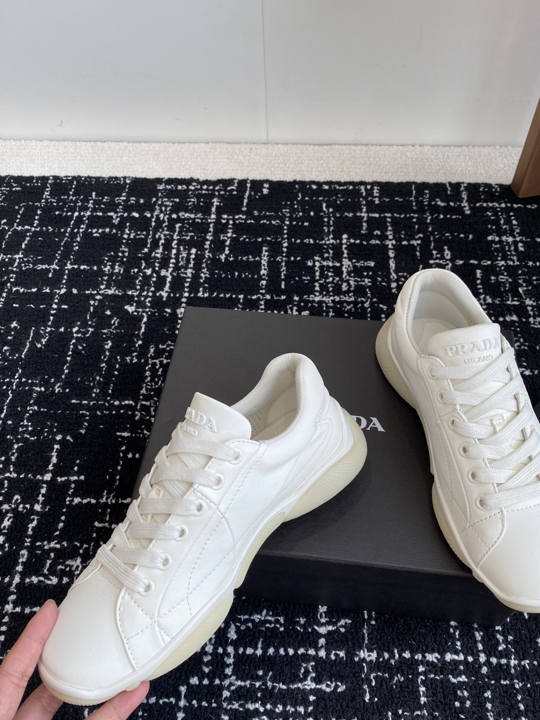 代购级
Prada 普拉达 25ss 春夏新款 德训鞋 休闲鞋 

精工制造，缝线均匀，皮质质感一览无余