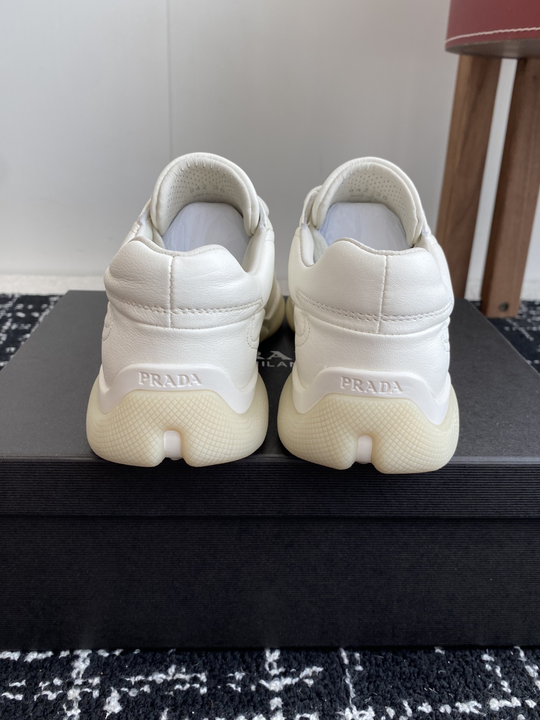 代购级
Prada 普拉达 25ss 春夏新款 德训鞋 休闲鞋 

精工制造，缝线均匀，皮质质感一览无余