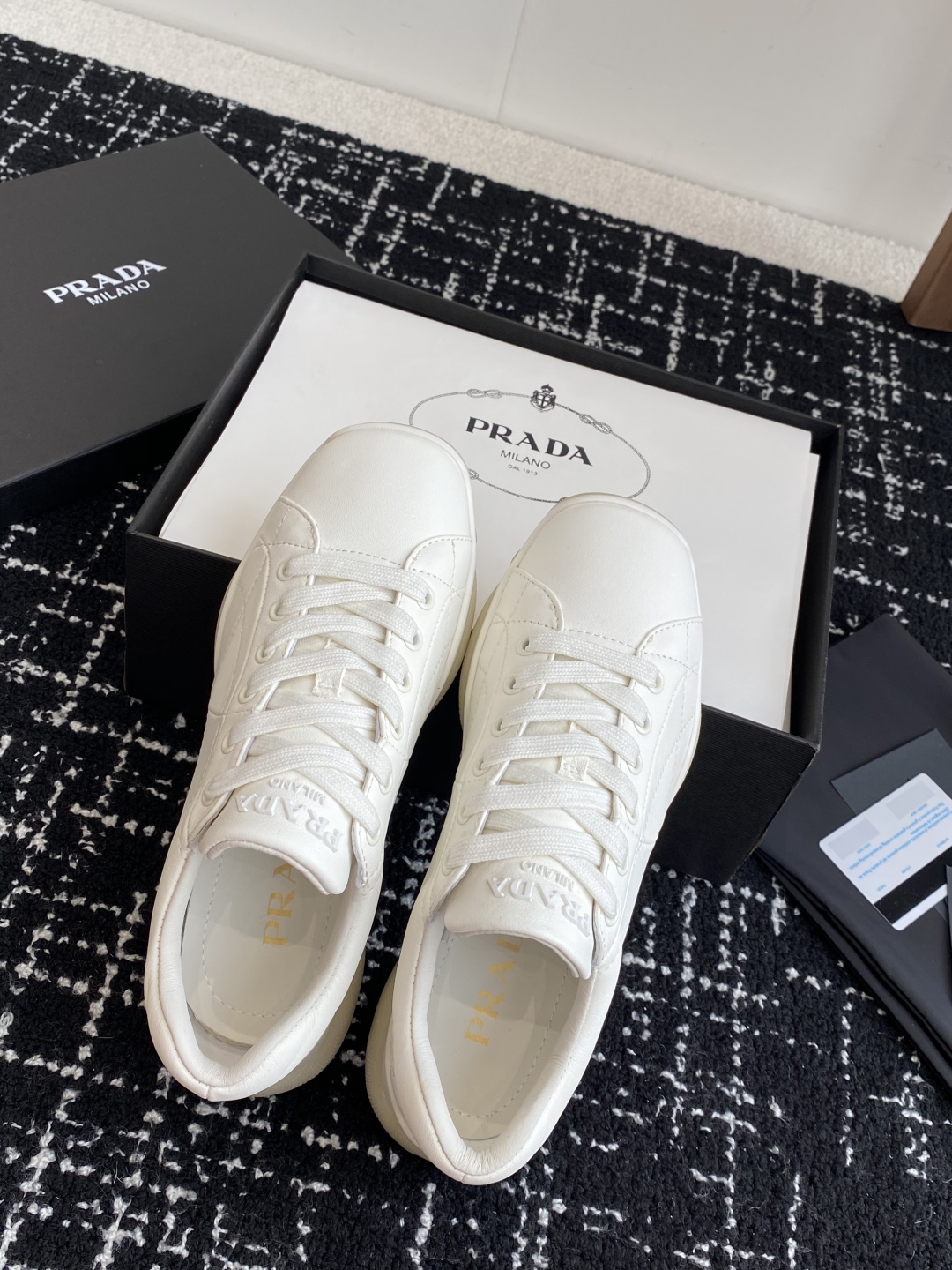 代购级
Prada 普拉达 25ss 春夏新款 德训鞋 休闲鞋 

精工制造，缝线均匀，皮质质感一览无余