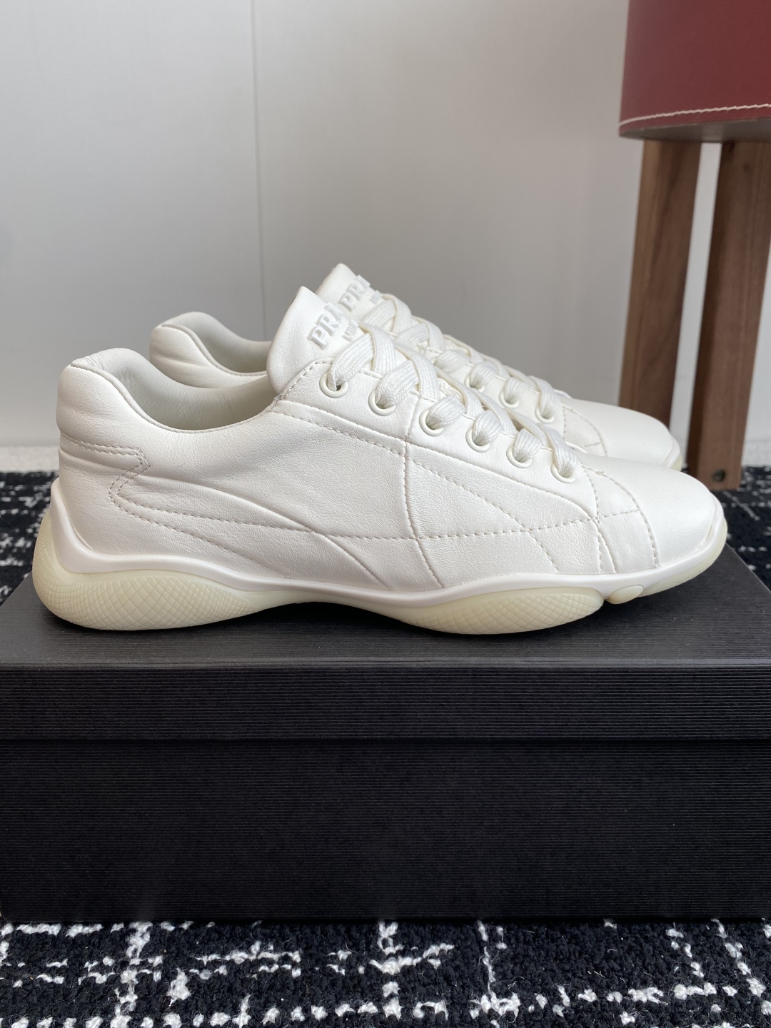代购级
Prada 普拉达 25ss 春夏新款 德训鞋 休闲鞋 

精工制造，缝线均匀，皮质质感一览无余