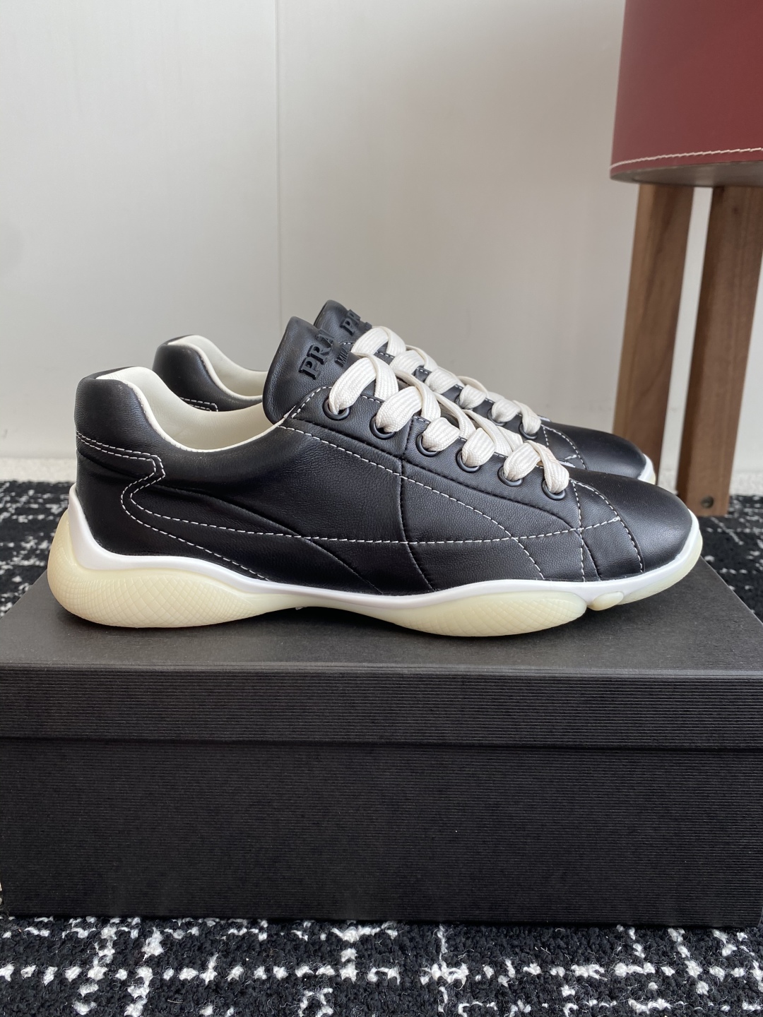 代购级
Prada 普拉达 25ss 春夏新款 德训鞋 休闲鞋 

精工制造，缝线均匀，皮质质感一览无余