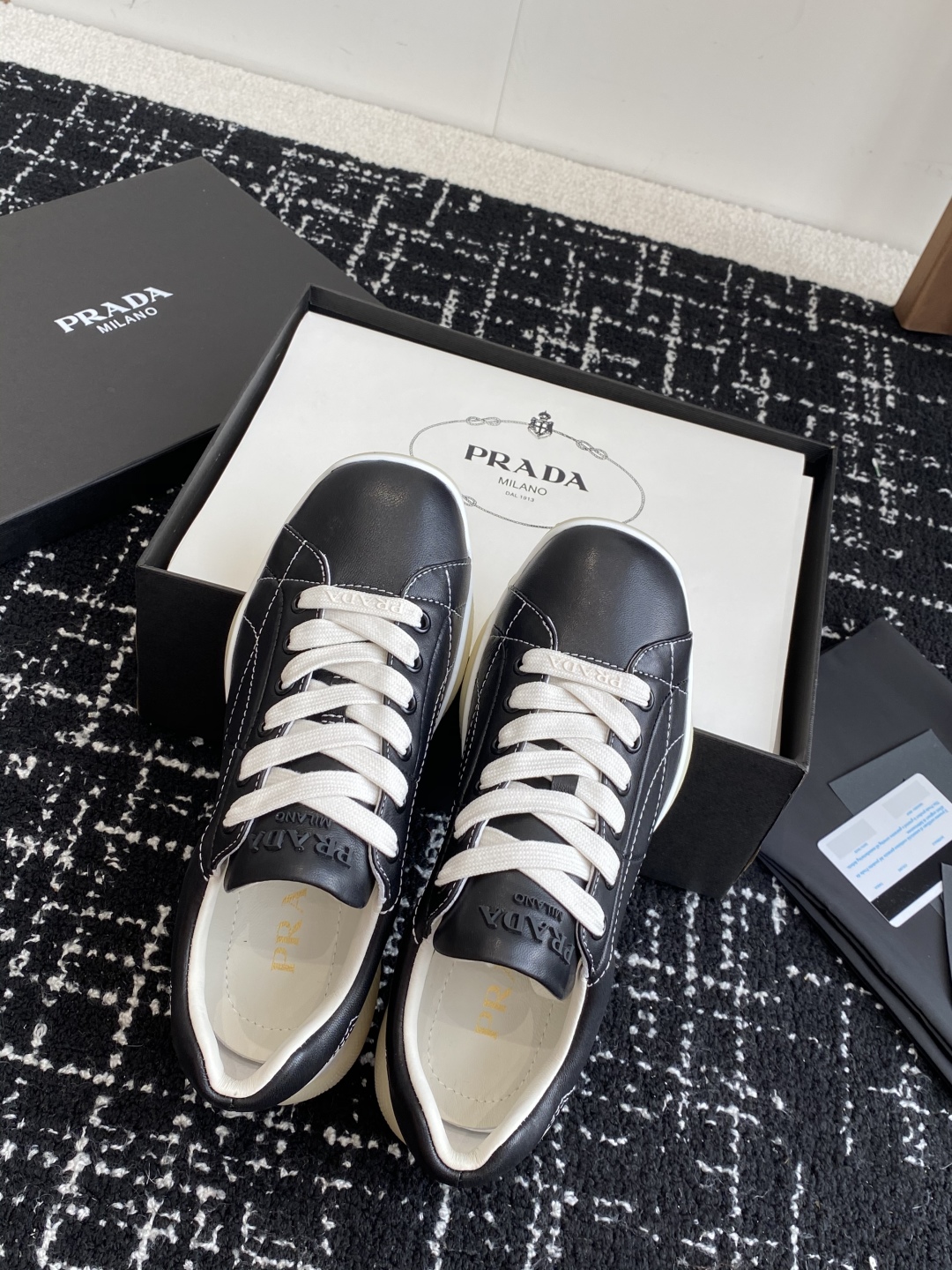代购级
Prada 普拉达 25ss 春夏新款 德训鞋 休闲鞋 

精工制造，缝线均匀，皮质质感一览无余