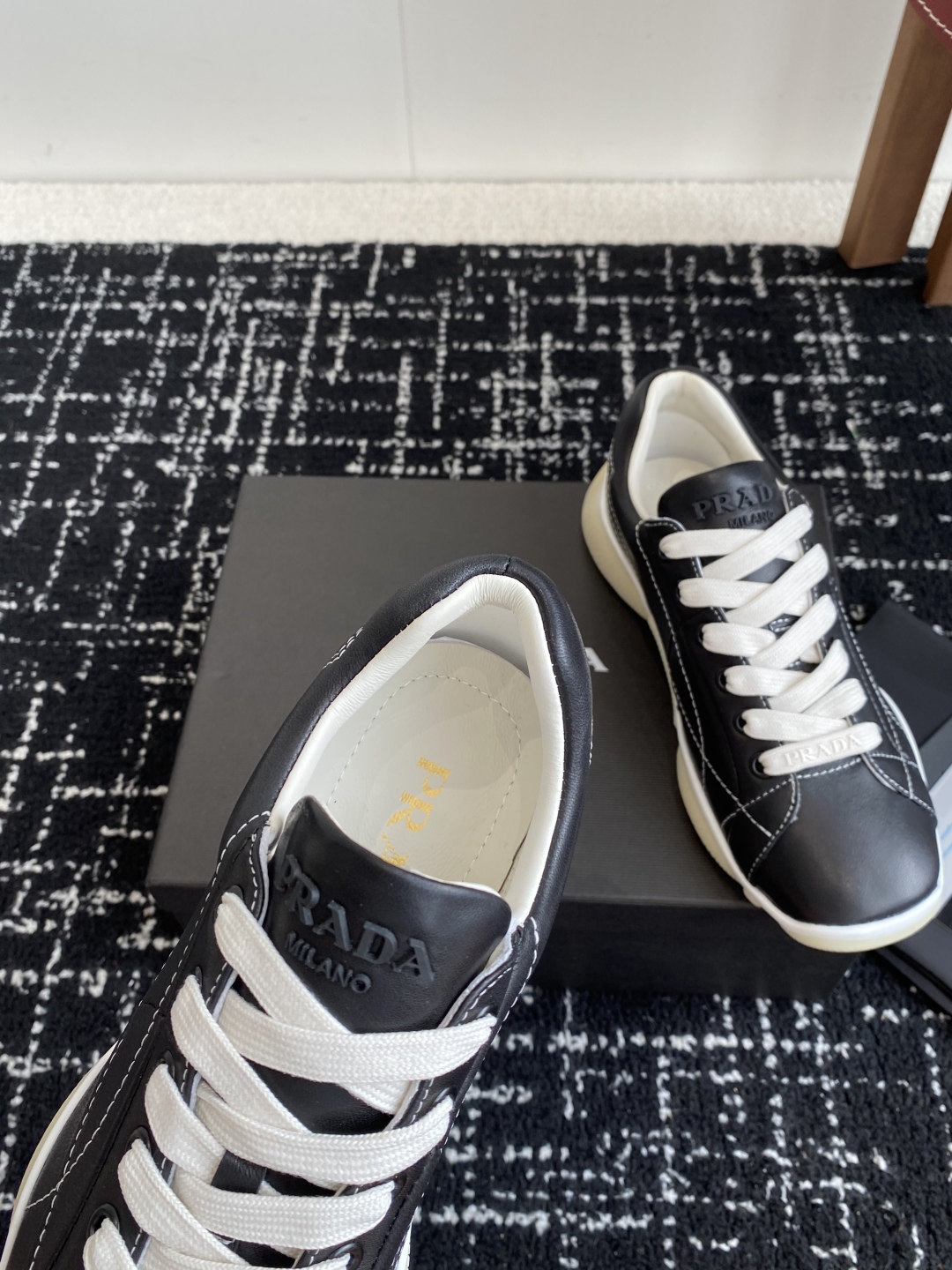 代购级
Prada 普拉达 25ss 春夏新款 德训鞋 休闲鞋 

精工制造，缝线均匀，皮质质感一览无余