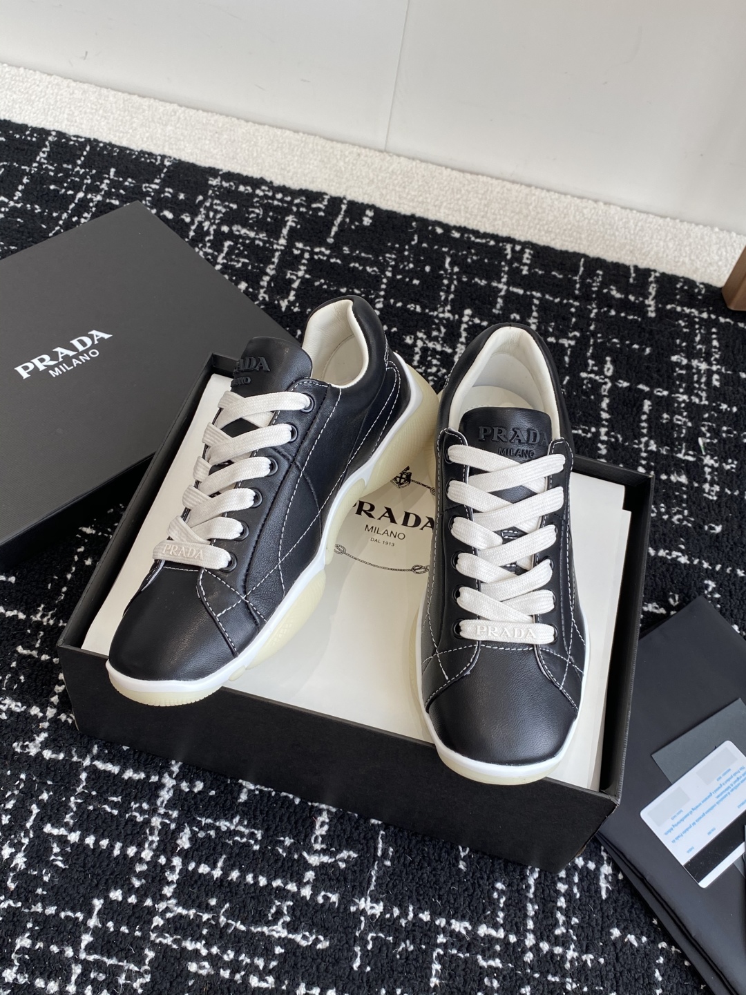 代购级
Prada 普拉达 25ss 春夏新款 德训鞋 休闲鞋 

精工制造，缝线均匀，皮质质感一览无余