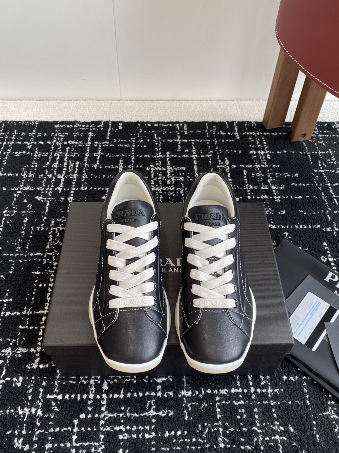 代购级
Prada 普拉达 25ss 春夏新款 德训鞋 休闲鞋 

精工制造，缝线均匀，皮质质感一览无余