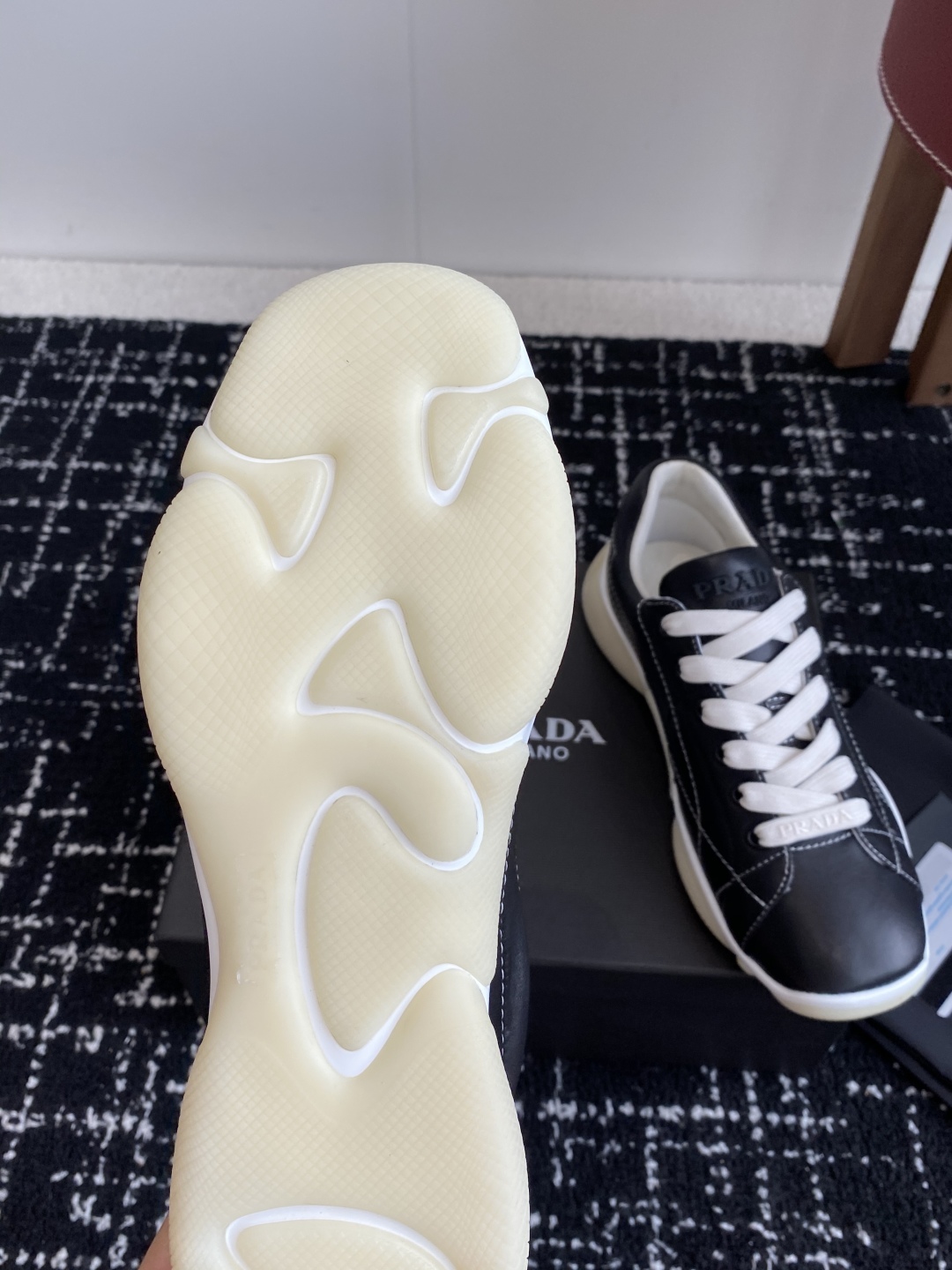 代购级
Prada 普拉达 25ss 春夏新款 德训鞋 休闲鞋 

精工制造，缝线均匀，皮质质感一览无余