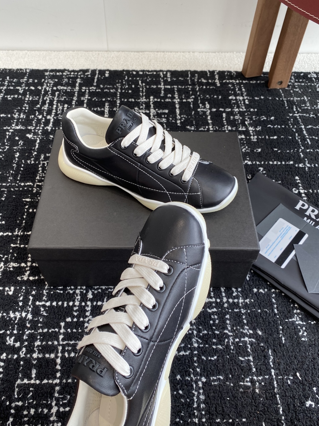代购级
Prada 普拉达 25ss 春夏新款 德训鞋 休闲鞋 

精工制造，缝线均匀，皮质质感一览无余