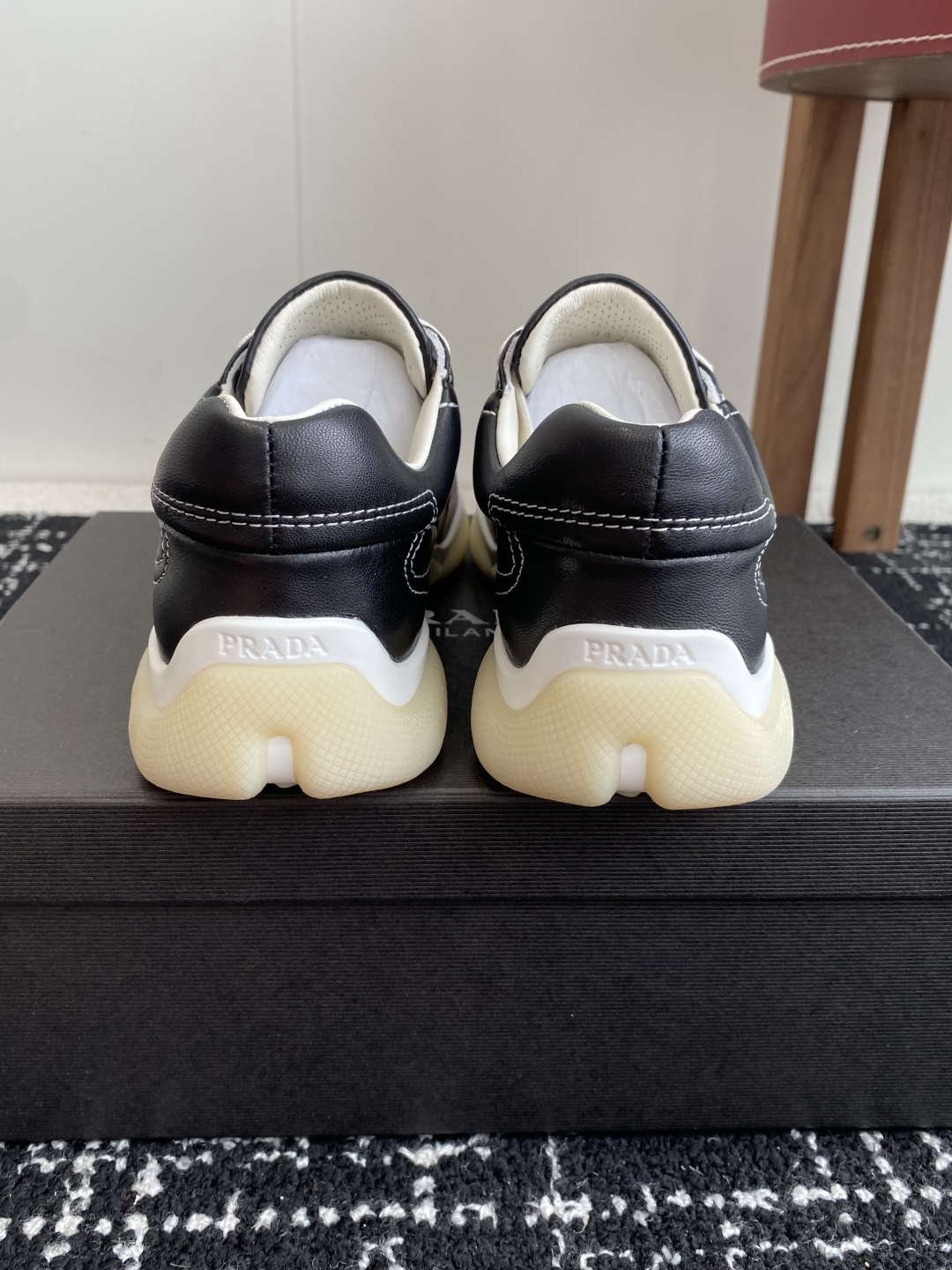 代购级
Prada 普拉达 25ss 春夏新款 德训鞋 休闲鞋 

精工制造，缝线均匀，皮质质感一览无余