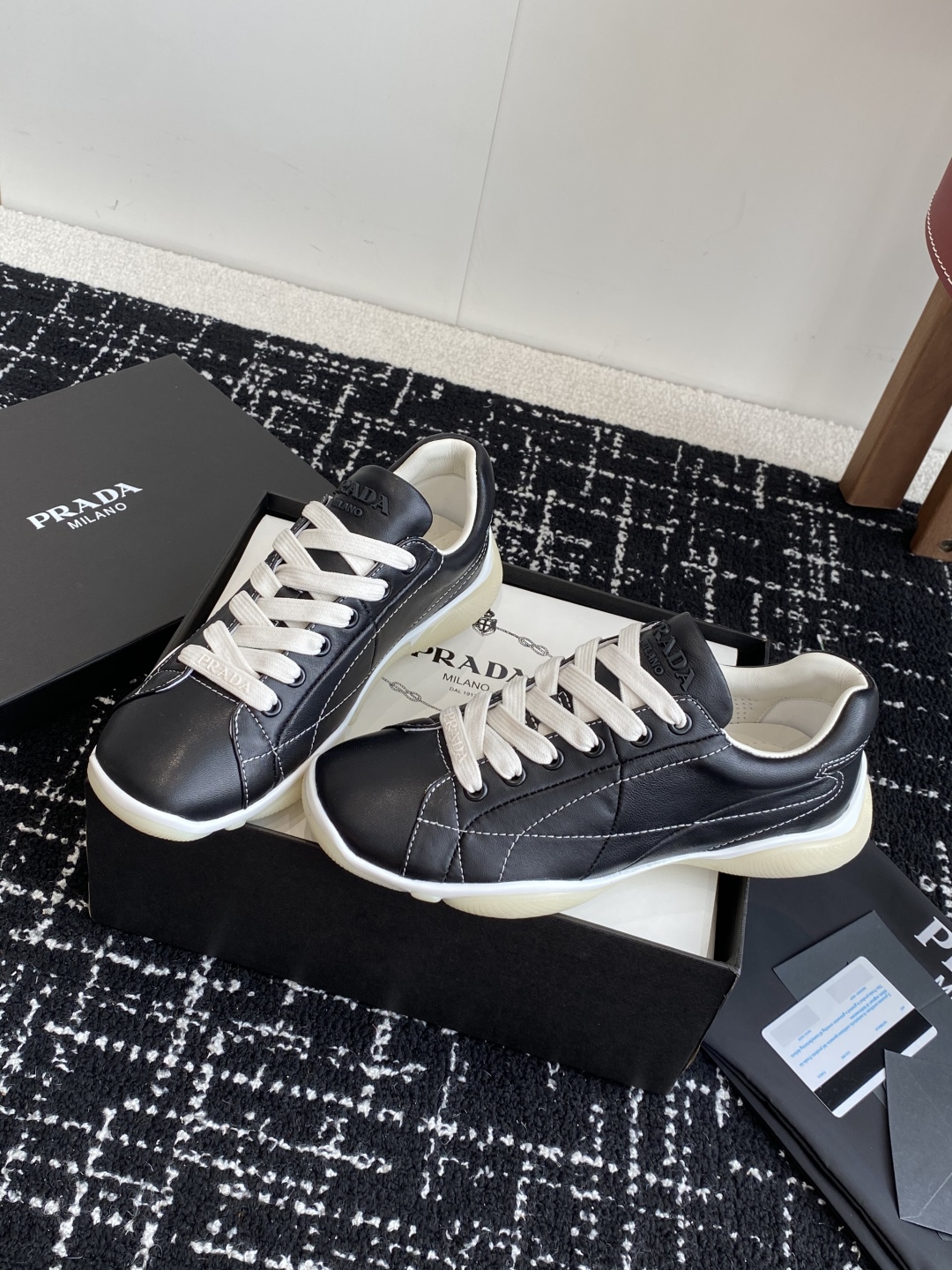 代购级
Prada 普拉达 25ss 春夏新款 德训鞋 休闲鞋 

精工制造，缝线均匀，皮质质感一览无余