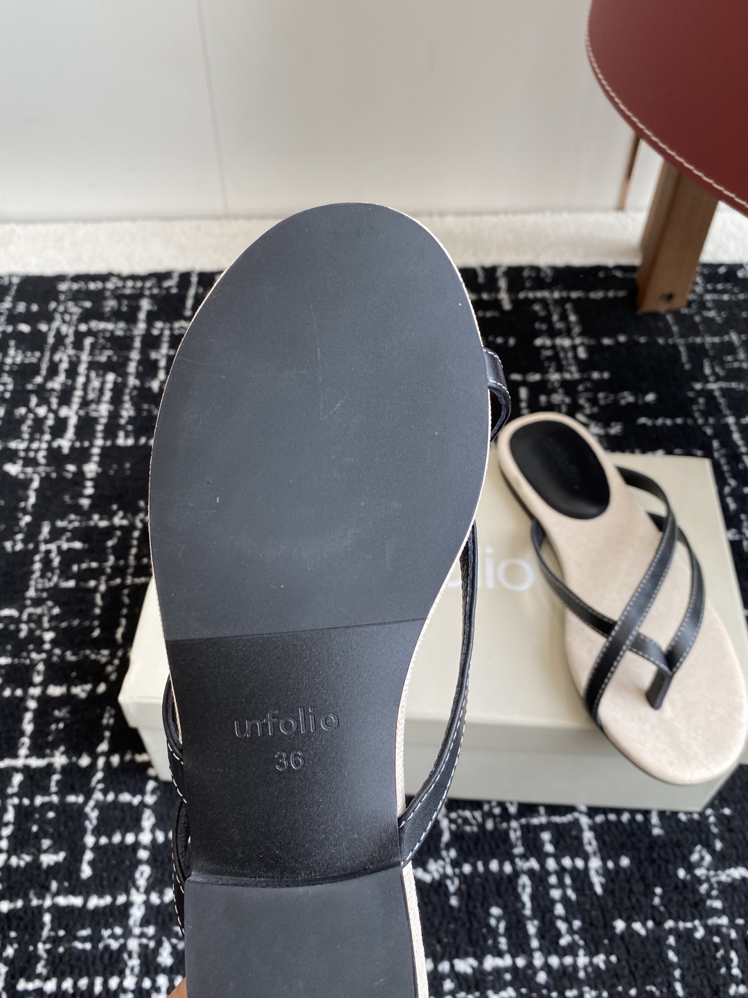 代购级
Unfolio 25ss 夏季新款 夹趾拖鞋

简约而不简单 交叉带设计 勾勒随性线条 无论是热
