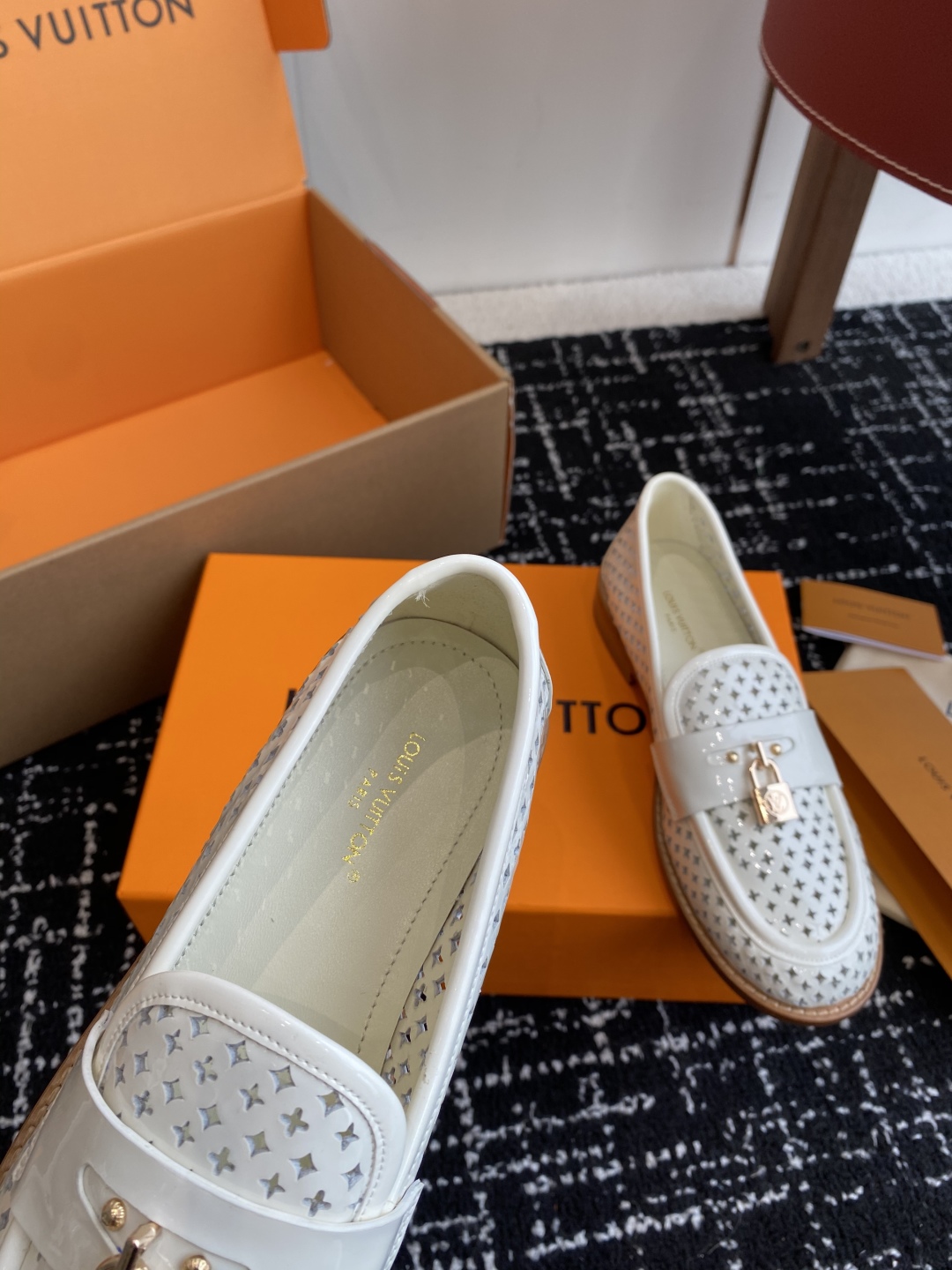 代购级
LV路易威登Louis Vuitton 25ss 春夏 冲孔乐福鞋。

市场高端产品质量 最新原