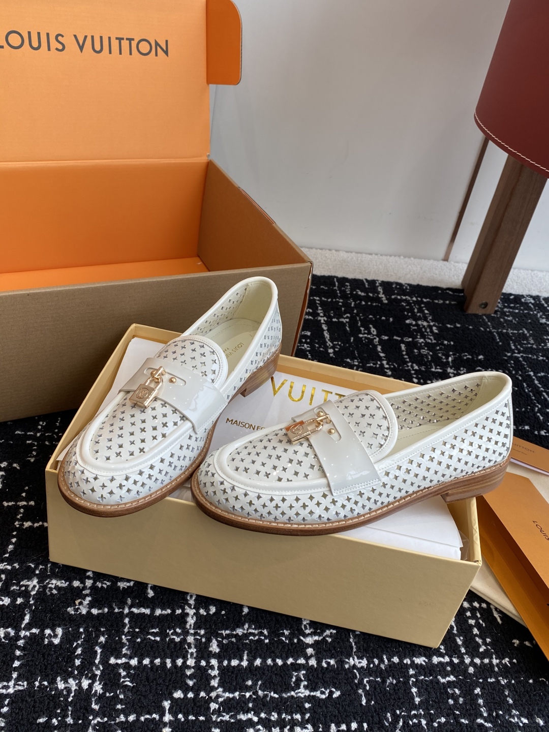 代购级
LV路易威登Louis Vuitton 25ss 春夏 冲孔乐福鞋。

市场高端产品质量 最新原