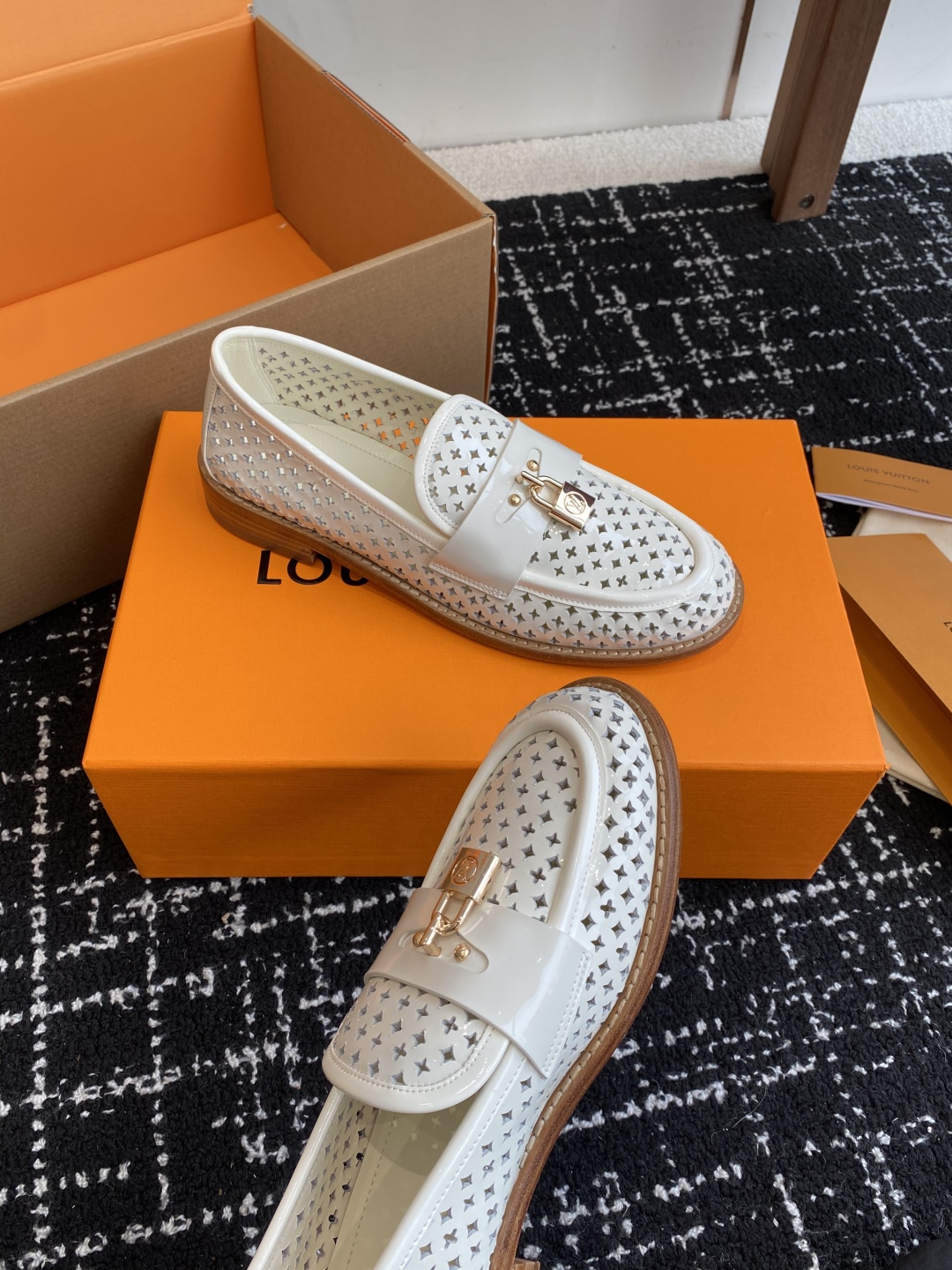 代购级
LV路易威登Louis Vuitton 25ss 春夏 冲孔乐福鞋。

市场高端产品质量 最新原