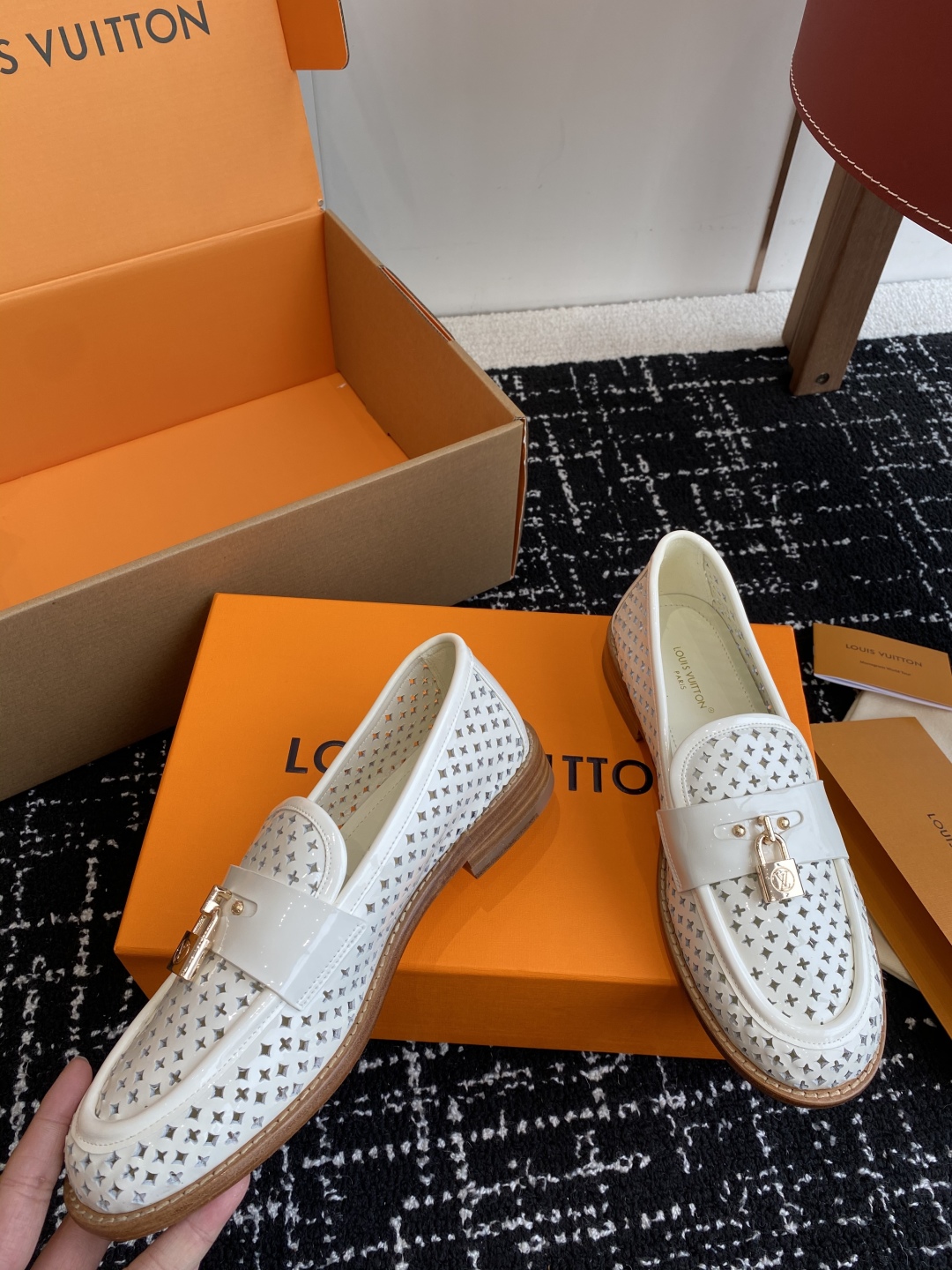 代购级
LV路易威登Louis Vuitton 25ss 春夏 冲孔乐福鞋。

市场高端产品质量 最新原