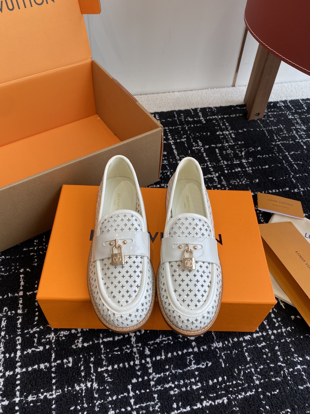 代购级
LV路易威登Louis Vuitton 25ss 春夏 冲孔乐福鞋。

市场高端产品质量 最新原