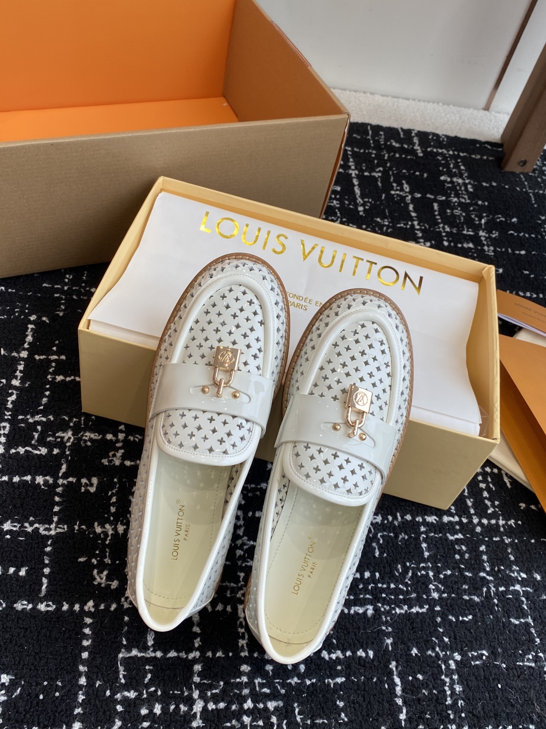 代购级
LV路易威登Louis Vuitton 25ss 春夏 冲孔乐福鞋。

市场高端产品质量 最新原