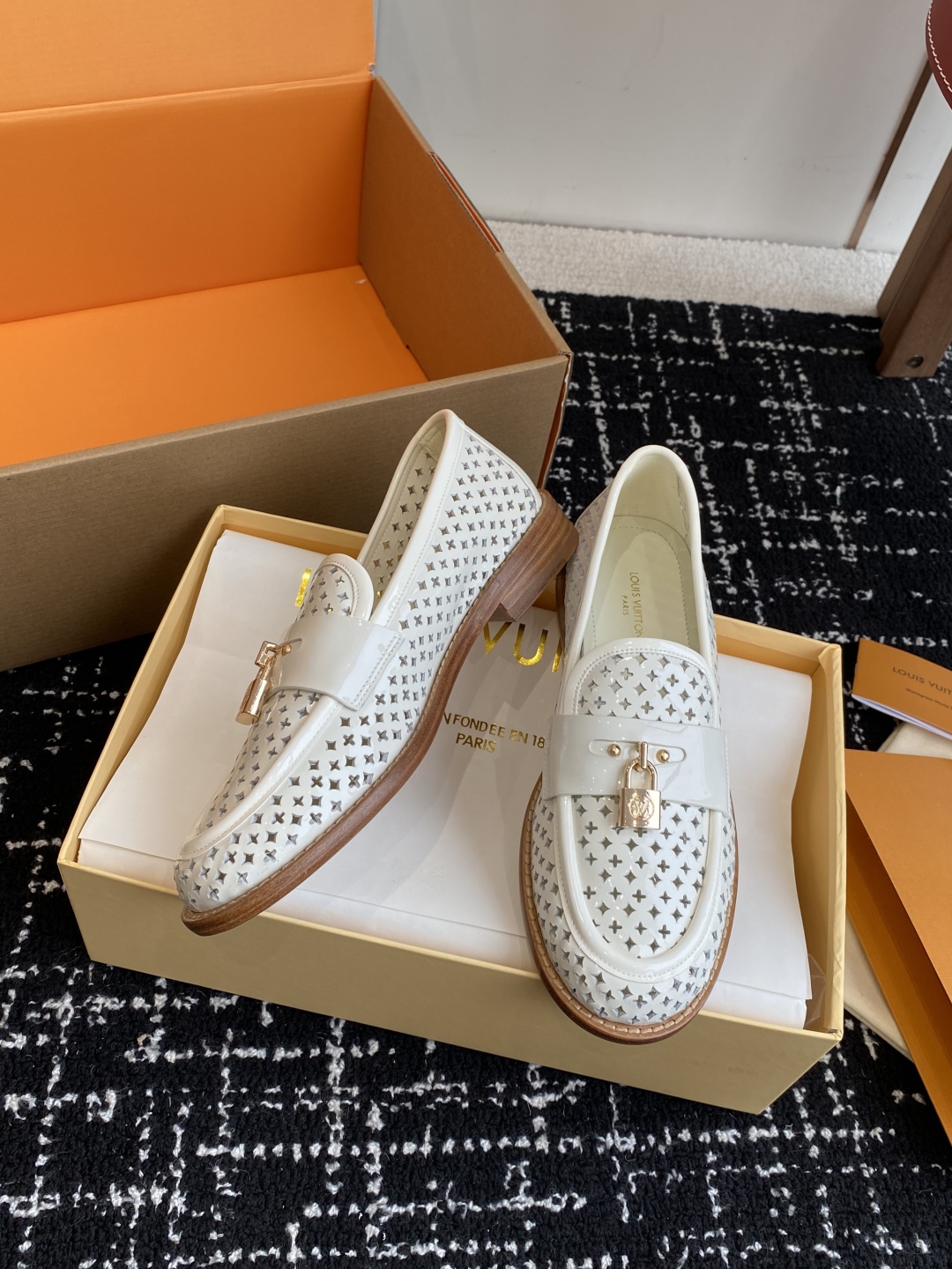 代购级
LV路易威登Louis Vuitton 25ss 春夏 冲孔乐福鞋。

市场高端产品质量 最新原