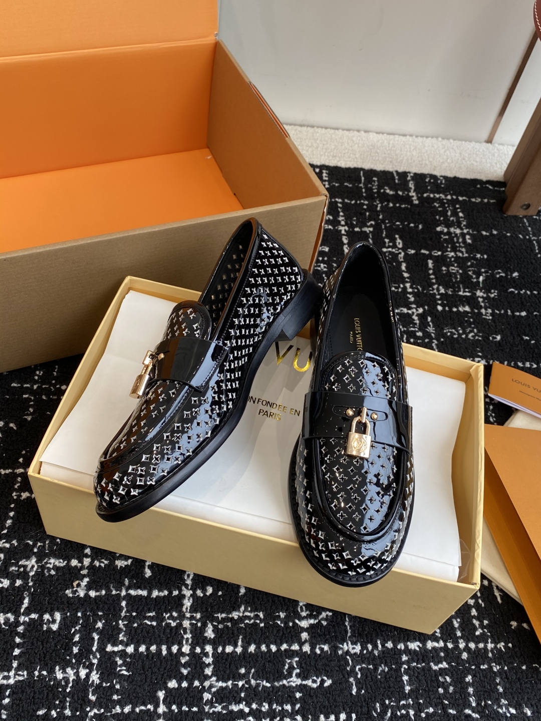 代购级
LV路易威登Louis Vuitton 25ss 春夏 冲孔乐福鞋。

市场高端产品质量 最新原
