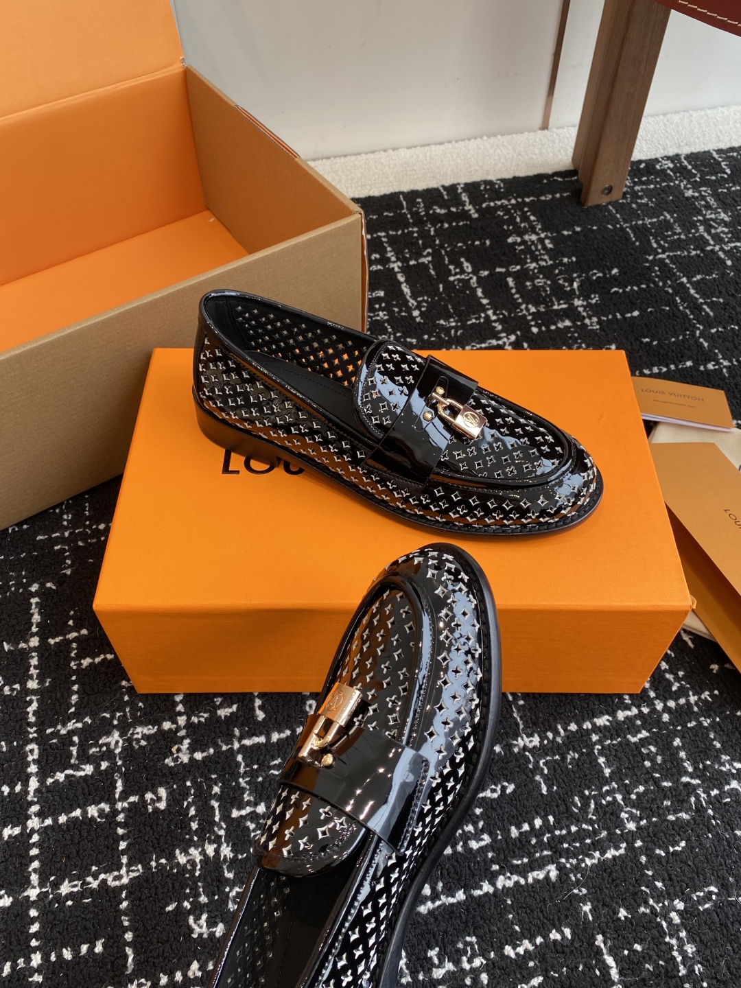 代购级
LV路易威登Louis Vuitton 25ss 春夏 冲孔乐福鞋。

市场高端产品质量 最新原