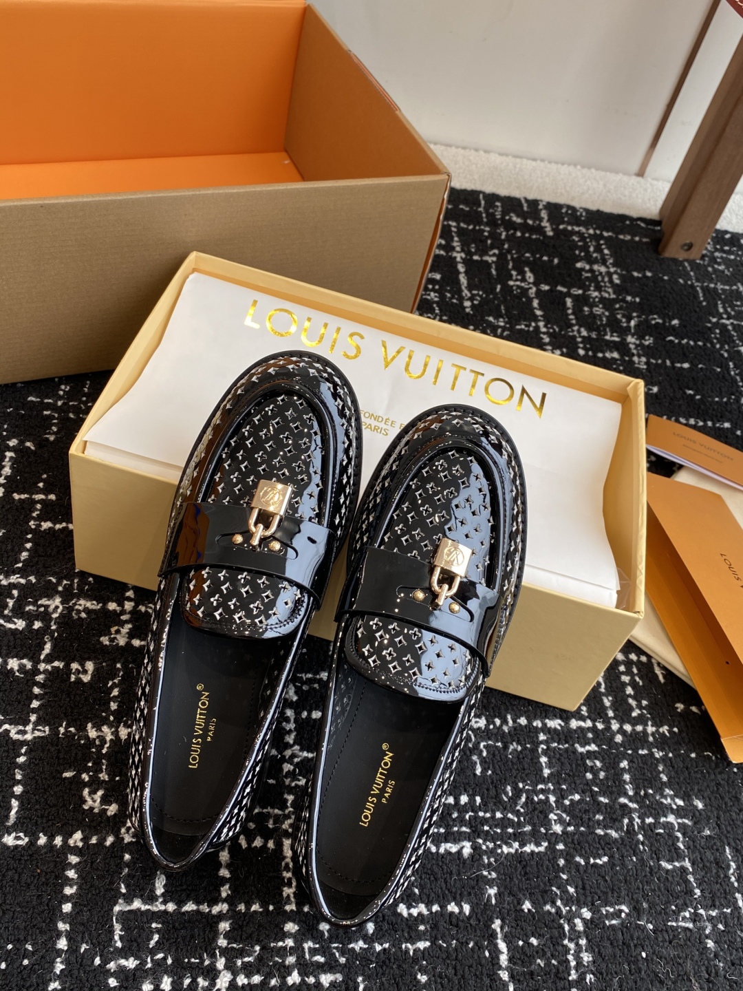 代购级
LV路易威登Louis Vuitton 25ss 春夏 冲孔乐福鞋。

市场高端产品质量 最新原