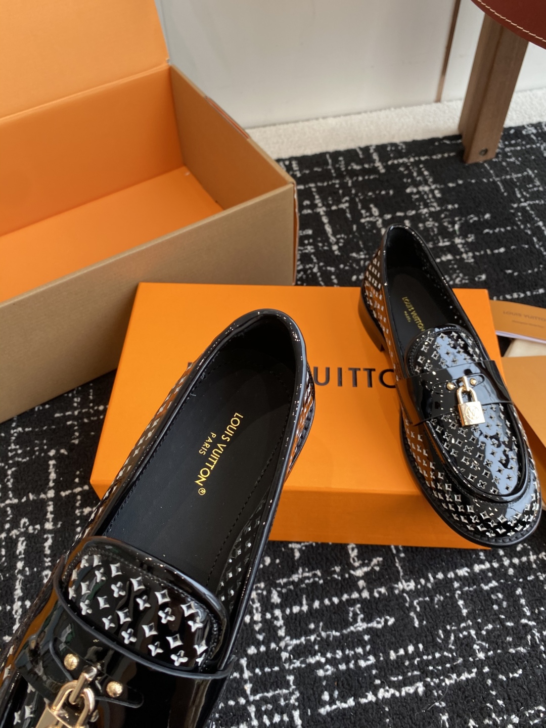 代购级
LV路易威登Louis Vuitton 25ss 春夏 冲孔乐福鞋。

市场高端产品质量 最新原