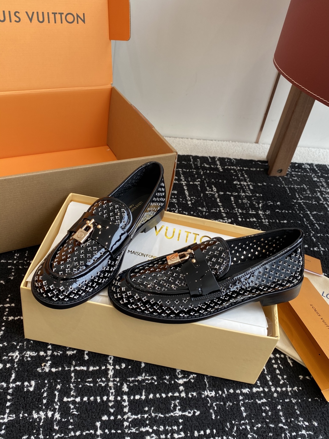 代购级
LV路易威登Louis Vuitton 25ss 春夏 冲孔乐福鞋。

市场高端产品质量 最新原