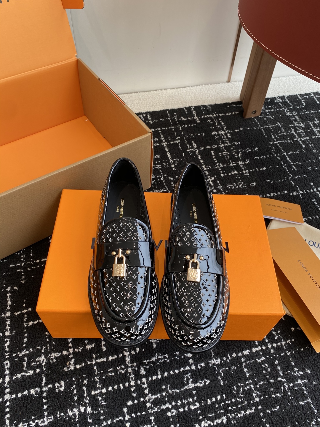 代购级
LV路易威登Louis Vuitton 25ss 春夏 冲孔乐福鞋。

市场高端产品质量 最新原