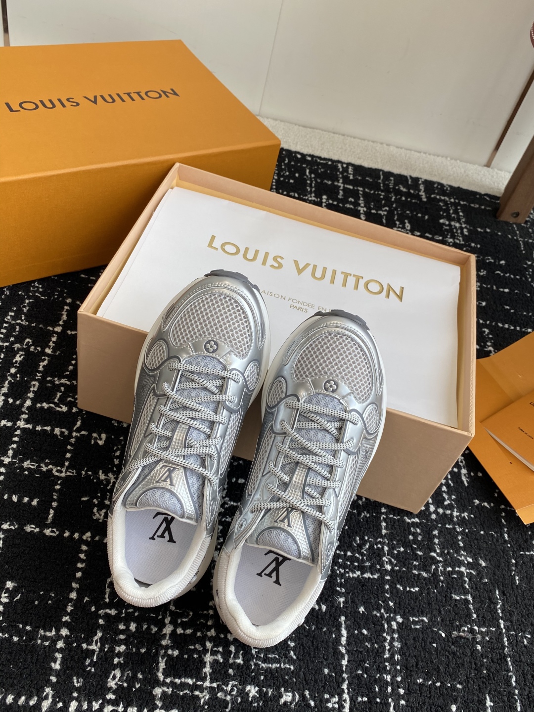 代购级
LV louis vuitton Olympia 运动鞋融合网格面料与金属质感合成皮革等科技面料