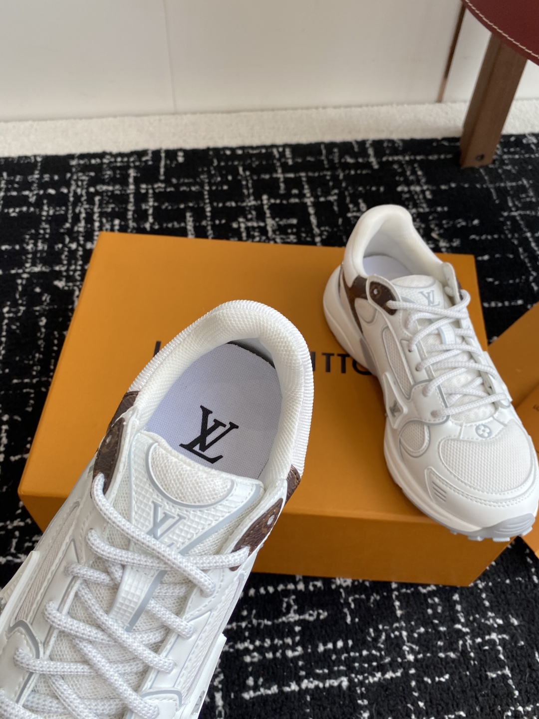 代购级
LV louis vuitton Olympia 运动鞋融合网格面料与金属质感合成皮革等科技面料