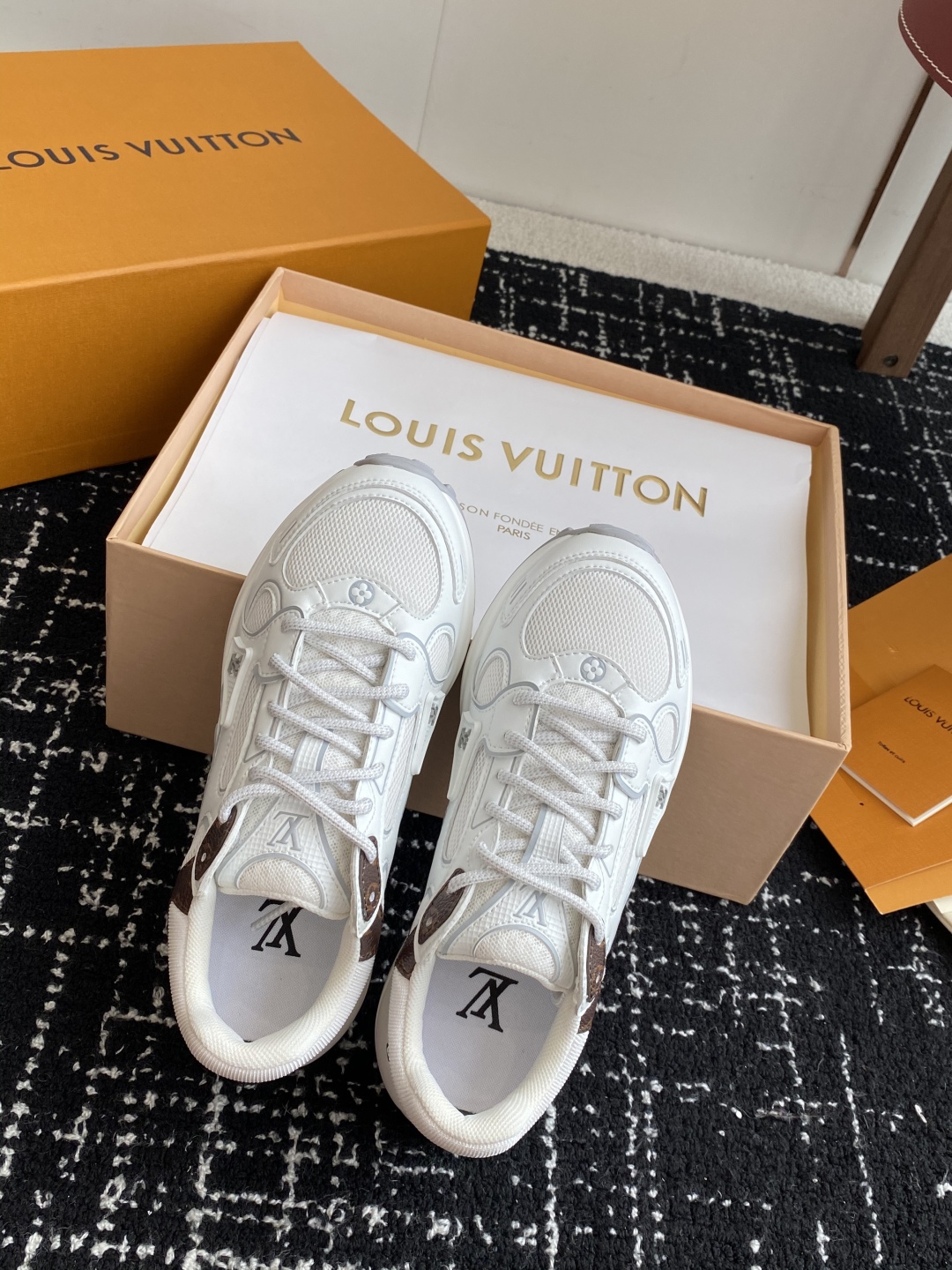 代购级
LV louis vuitton Olympia 运动鞋融合网格面料与金属质感合成皮革等科技面料