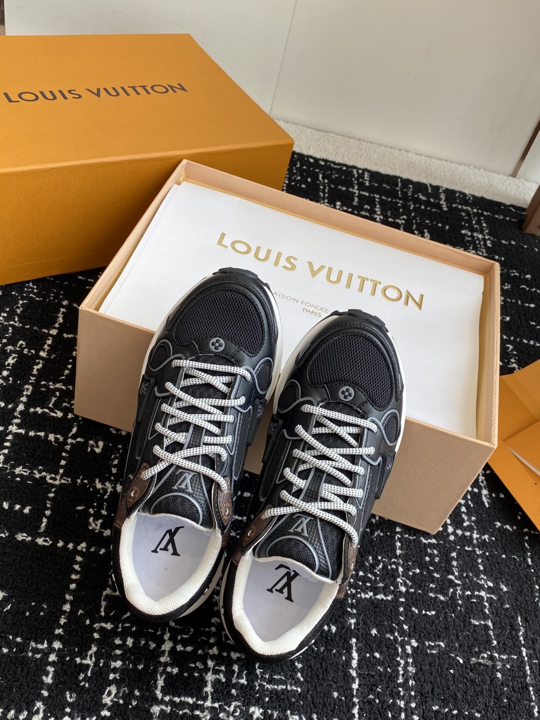 代购级
LV louis vuitton Olympia 运动鞋融合网格面料与金属质感合成皮革等科技面料