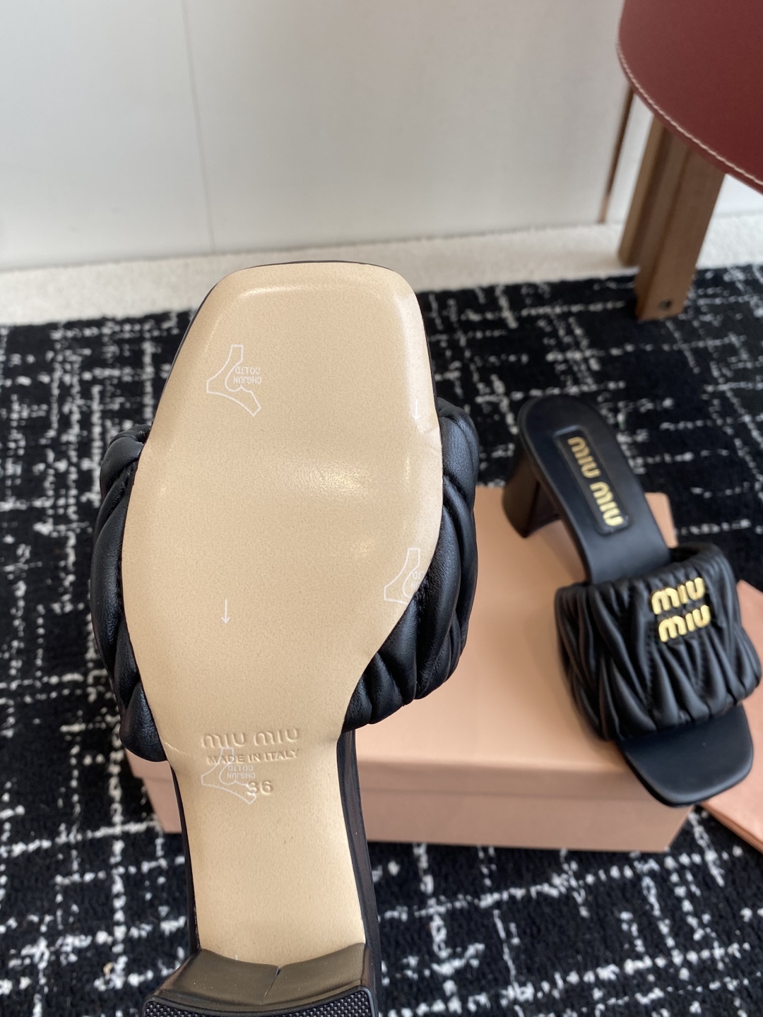 代购级
Miu Miu 25ss 最新夏季 粗跟 褶皱 牛仔布 拖鞋

今年夏天为你们多准备几双必备拖鞋