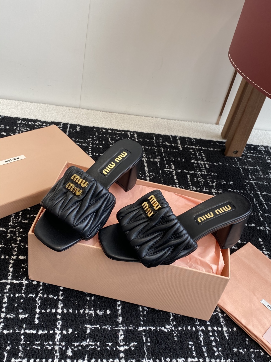 代购级
Miu Miu 25ss 最新夏季 粗跟 褶皱 牛仔布 拖鞋

今年夏天为你们多准备几双必备拖鞋