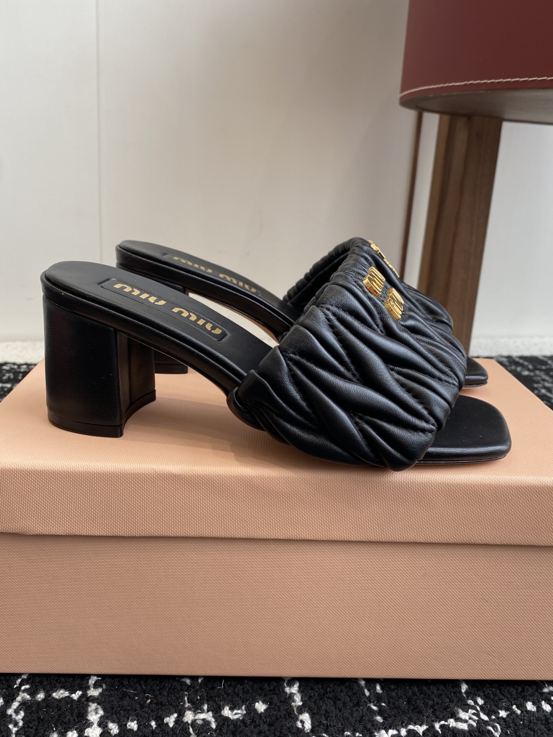 代购级
Miu Miu 25ss 最新夏季 粗跟 褶皱 牛仔布 拖鞋

今年夏天为你们多准备几双必备拖鞋