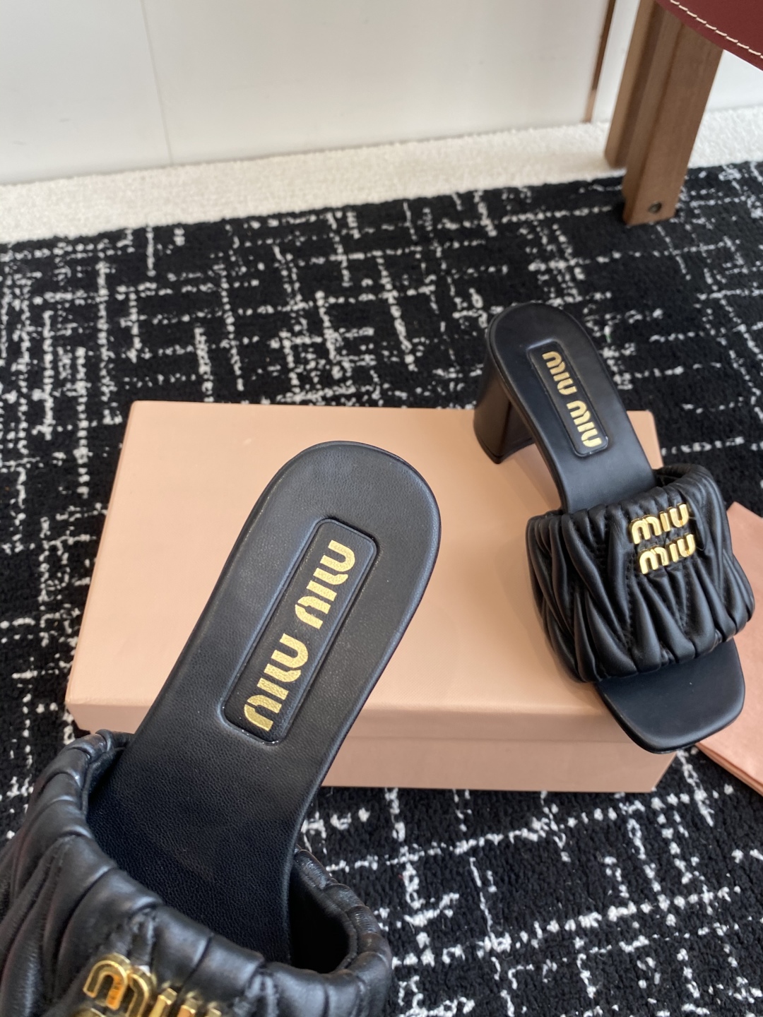 代购级
Miu Miu 25ss 最新夏季 粗跟 褶皱 牛仔布 拖鞋

今年夏天为你们多准备几双必备拖鞋