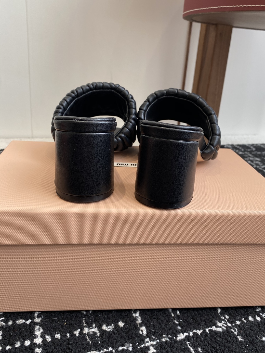 代购级
Miu Miu 25ss 最新夏季 粗跟 褶皱 牛仔布 拖鞋

今年夏天为你们多准备几双必备拖鞋