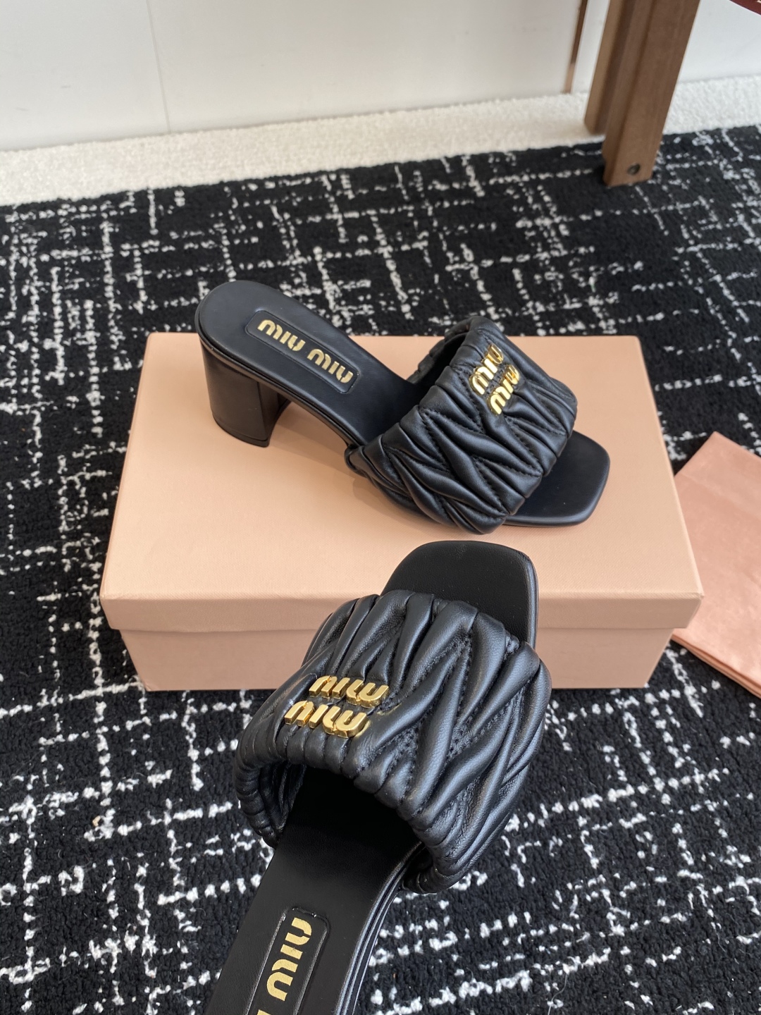 代购级
Miu Miu 25ss 最新夏季 粗跟 褶皱 牛仔布 拖鞋

今年夏天为你们多准备几双必备拖鞋