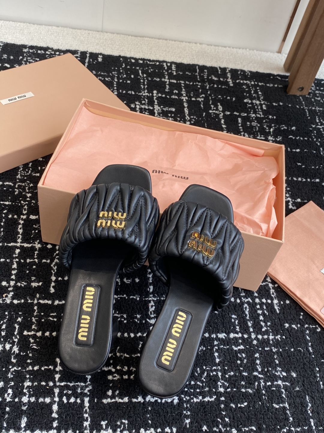 代购级
Miu Miu 25ss 最新夏季 粗跟 褶皱 牛仔布 拖鞋

今年夏天为你们多准备几双必备拖鞋