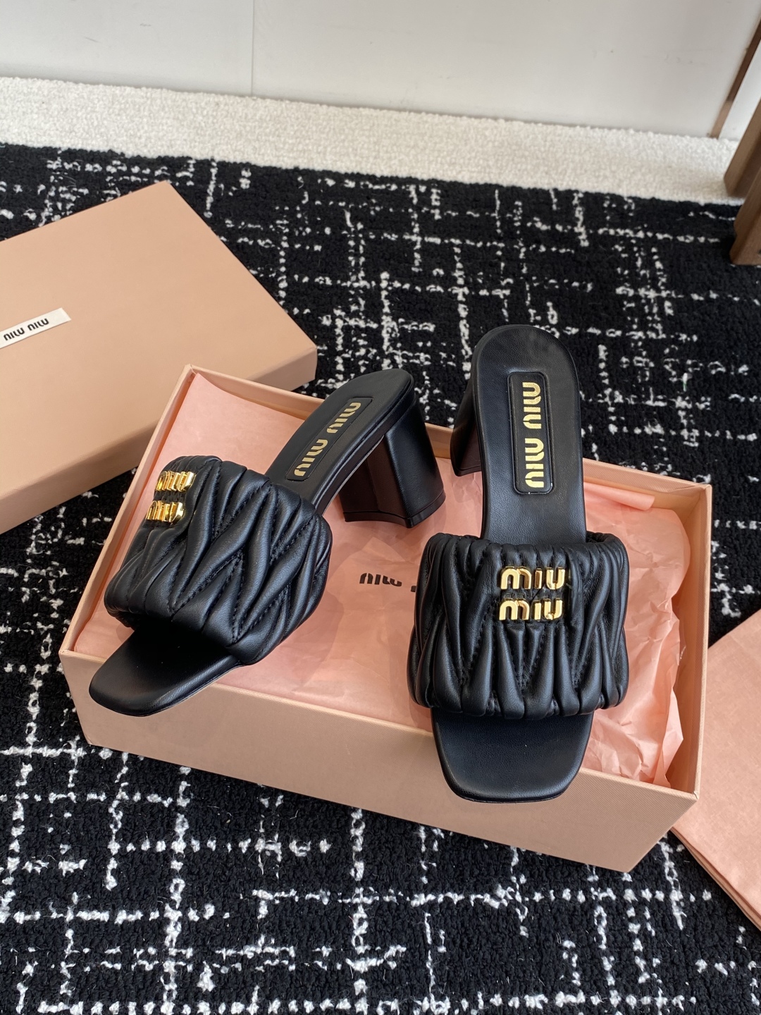 代购级
Miu Miu 25ss 最新夏季 粗跟 褶皱 牛仔布 拖鞋

今年夏天为你们多准备几双必备拖鞋