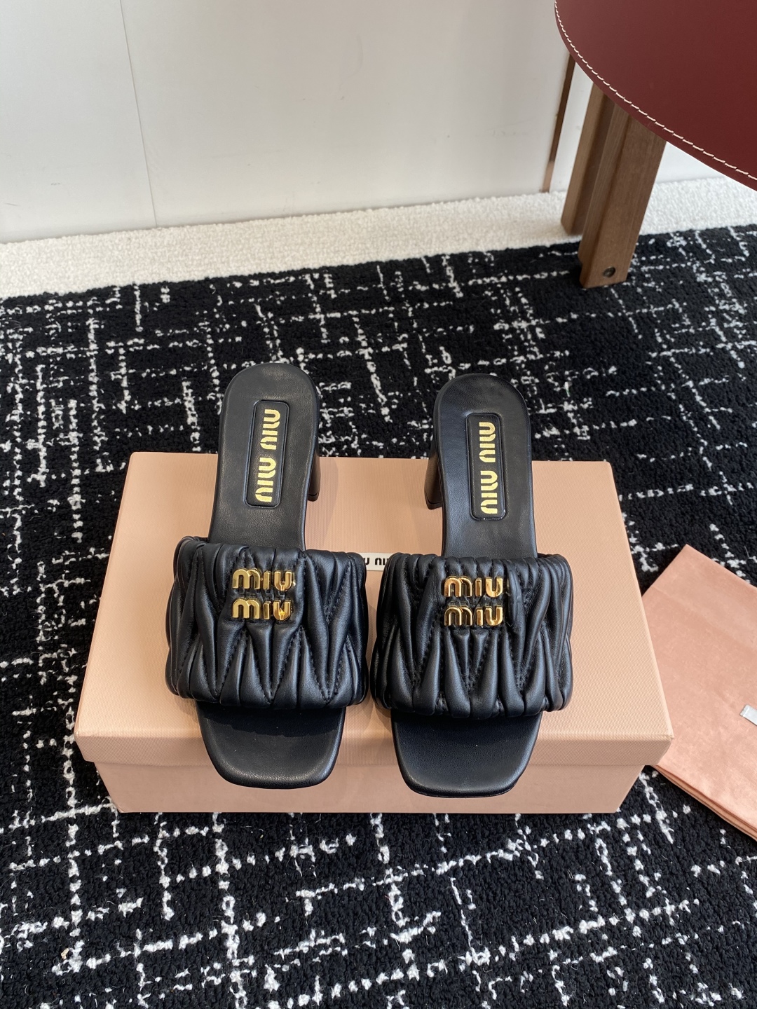 代购级
Miu Miu 25ss 最新夏季 粗跟 褶皱 牛仔布 拖鞋

今年夏天为你们多准备几双必备拖鞋
