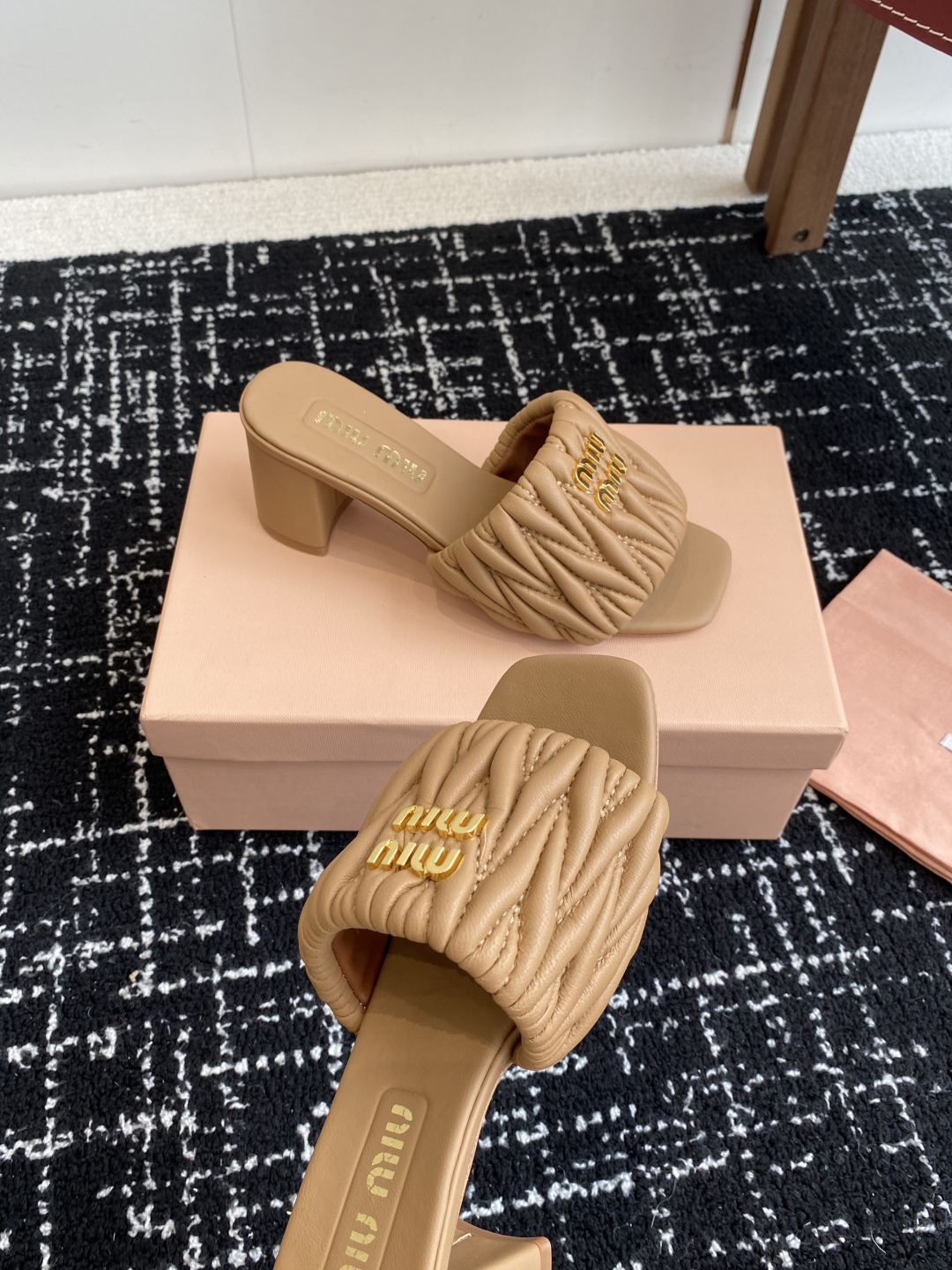 代购级
Miu Miu 25ss 最新夏季 粗跟 褶皱 牛仔布 拖鞋

今年夏天为你们多准备几双必备拖鞋