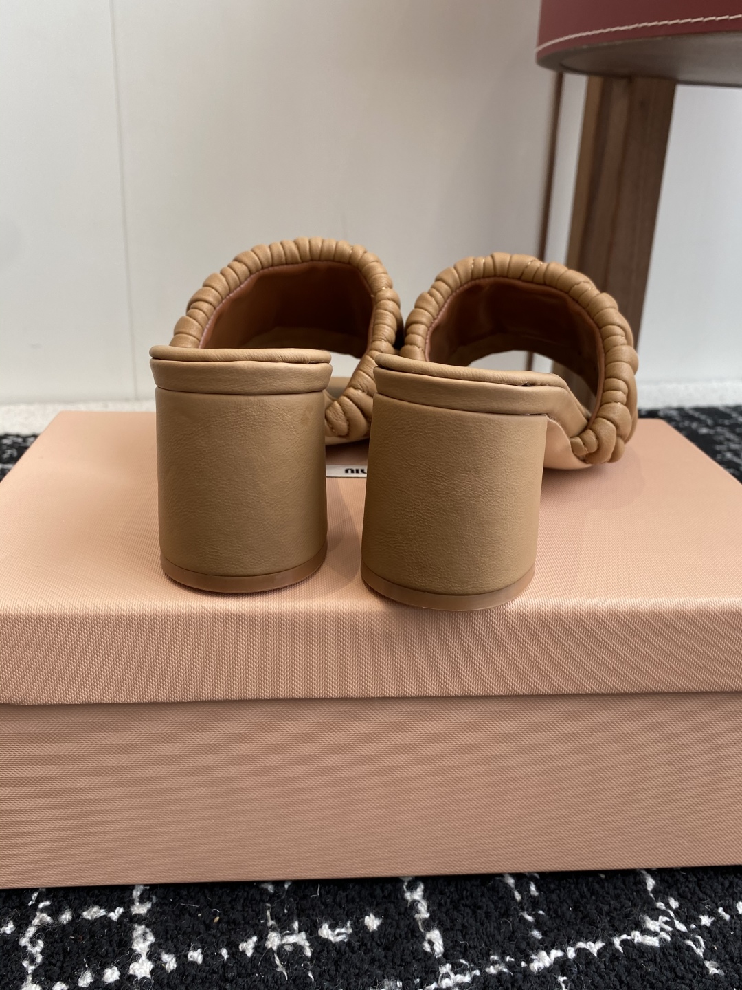 代购级
Miu Miu 25ss 最新夏季 粗跟 褶皱 牛仔布 拖鞋

今年夏天为你们多准备几双必备拖鞋