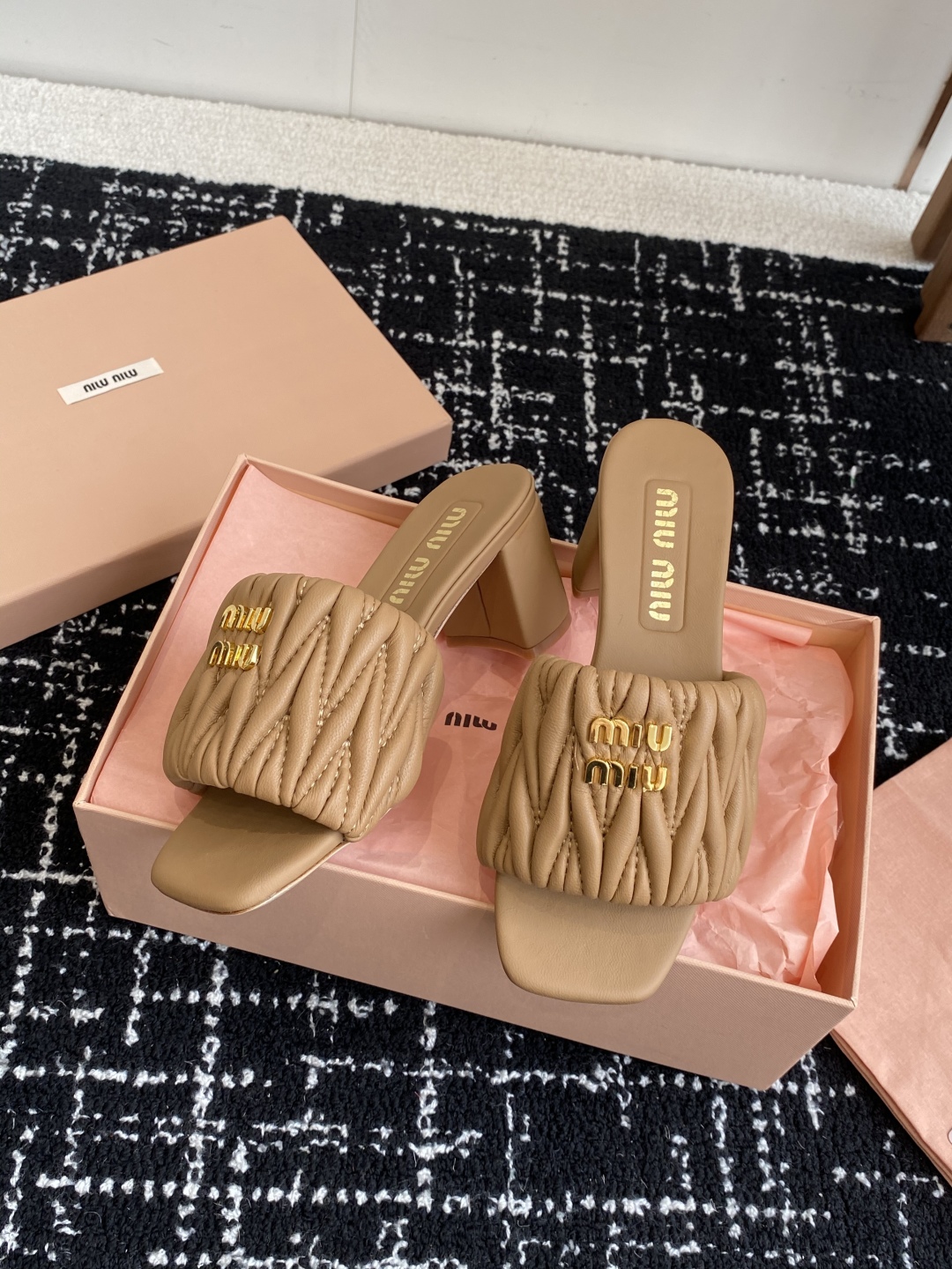 代购级
Miu Miu 25ss 最新夏季 粗跟 褶皱 牛仔布 拖鞋

今年夏天为你们多准备几双必备拖鞋